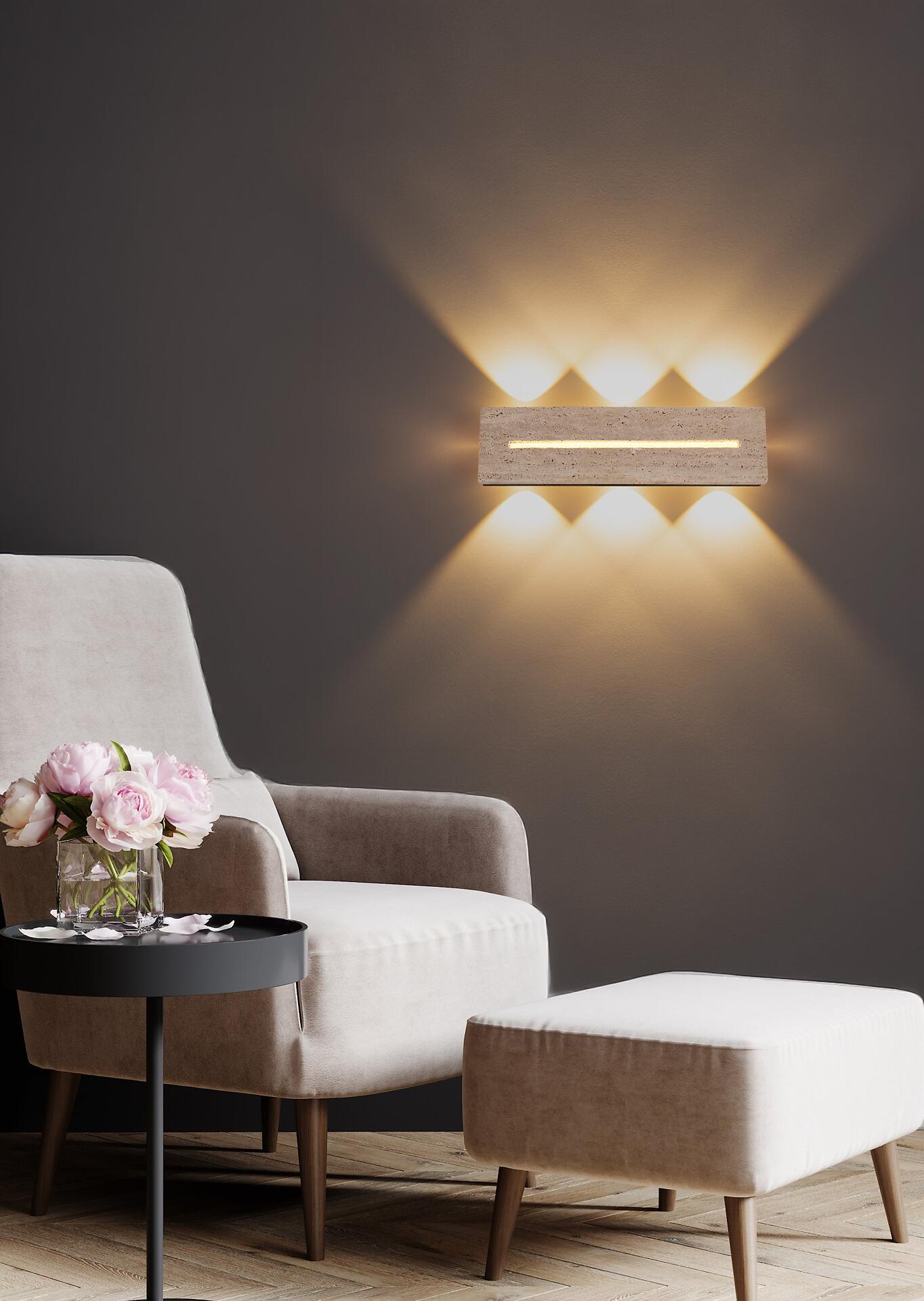 Wandleuchte ROJAS aus Travertin mit auf- und abwärts gerichteter LED-Beleuchtung, die im Detail eine warme, indirekte Wandbeleuchtung erzeugt.