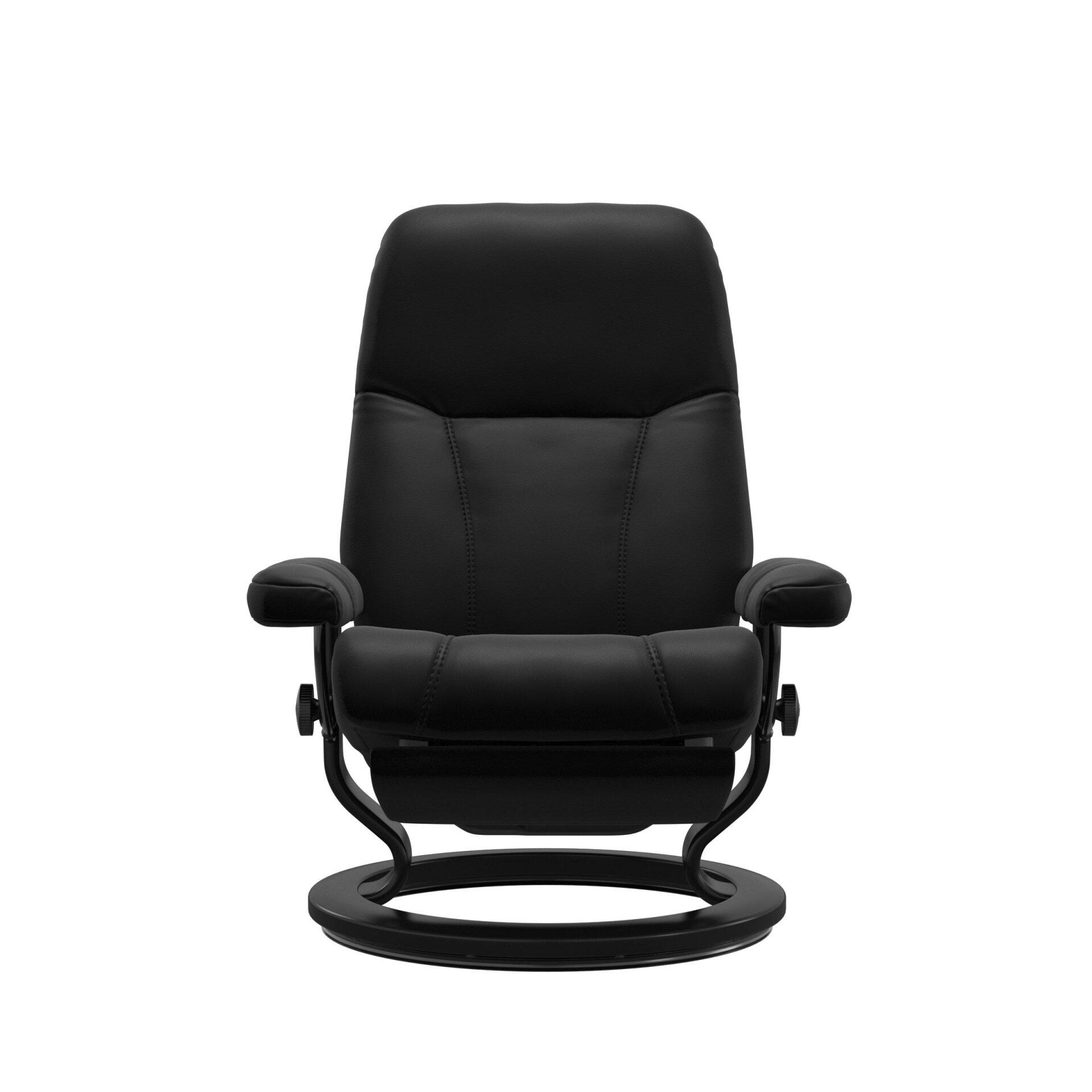 Relaxsessel Consul Power in Schwarz mit 360° Drehfunktion und geschwungenem Metallgestell auf Rollen.