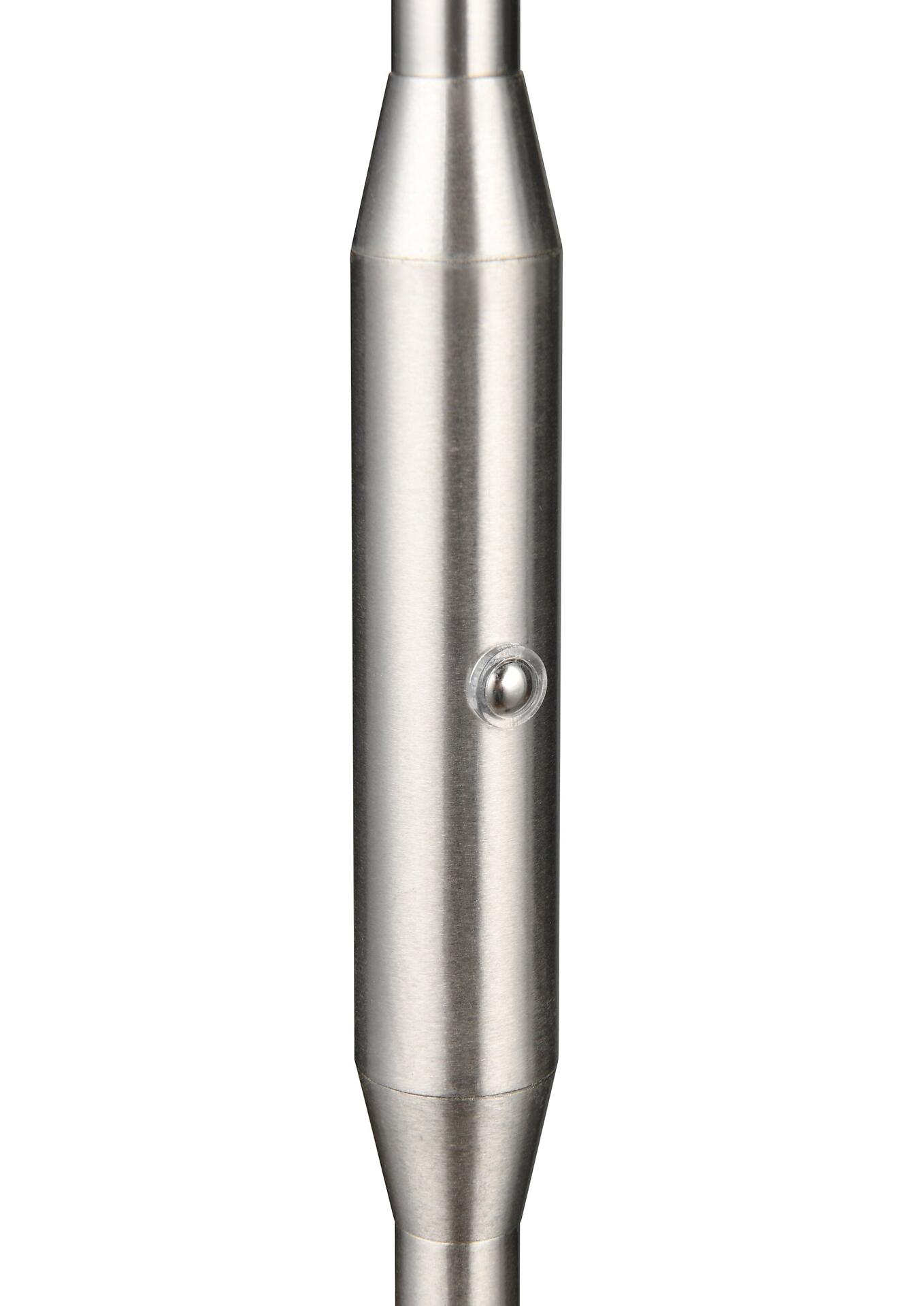 Stehleuchte Moreno, schlanker verchromter Metallzylinder mit konischer Verengung in der Mitte und einstellbarer Lichtfarbe.