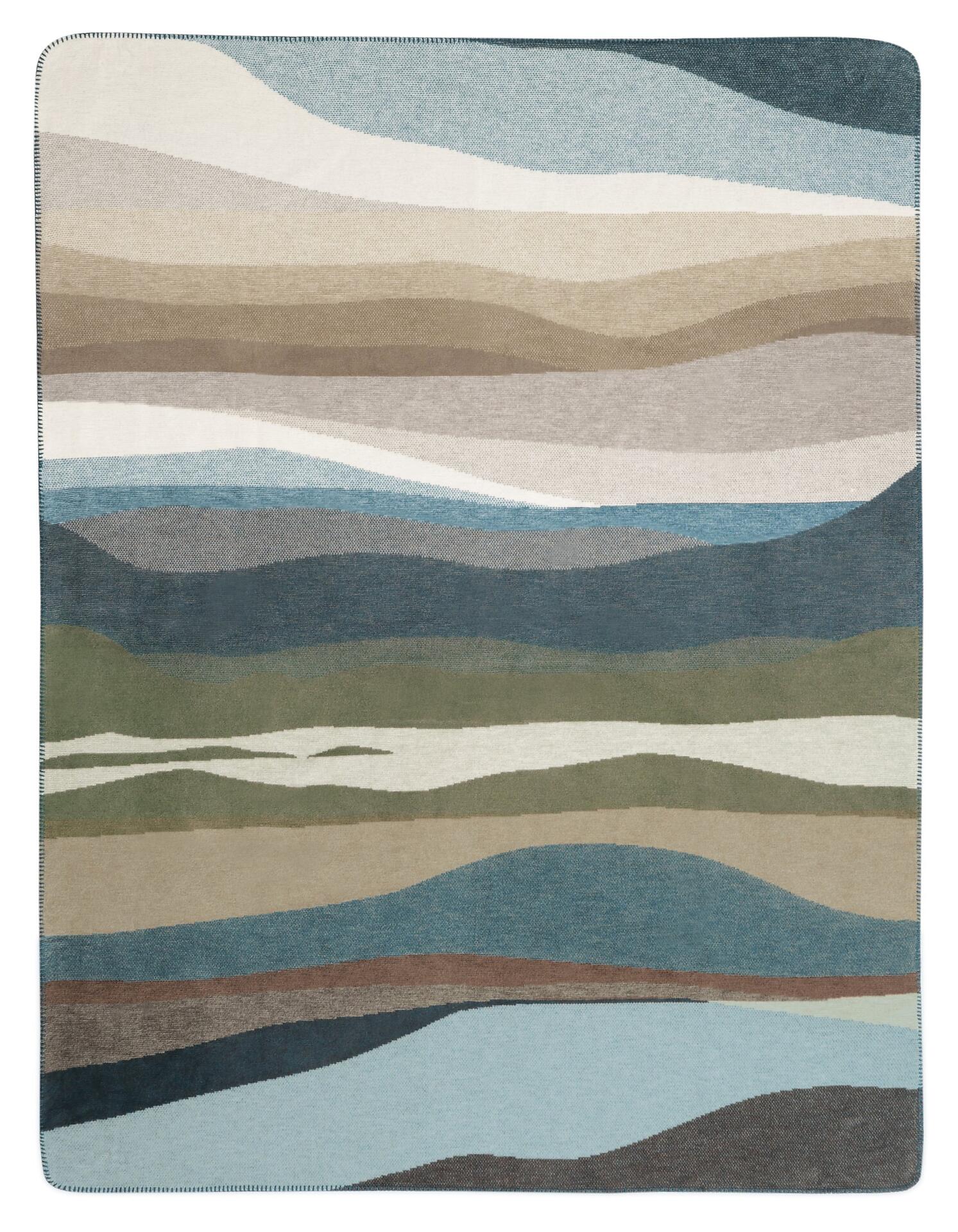 Wohndecke Iceland Horizon mit abstraktem Landschaftsmotiv aus horizontalen Farbstreifen in Blau-, Grün-, Braun- und Beigetönen.