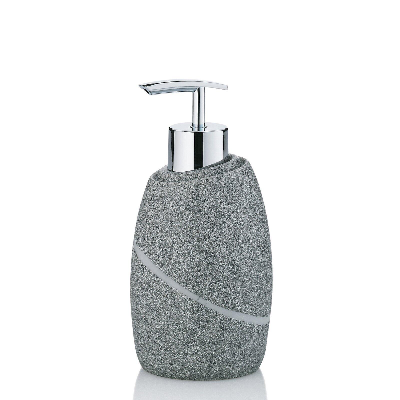 Seifenspender Talus mit strukturierter, silbergrauer Oberfläche, chromfarbenem Spenderkopf mit ergonomischem Hebel und einem cremefarbenen Akzentstreifen, dargestellt in einer Dreiviertelperspektive.