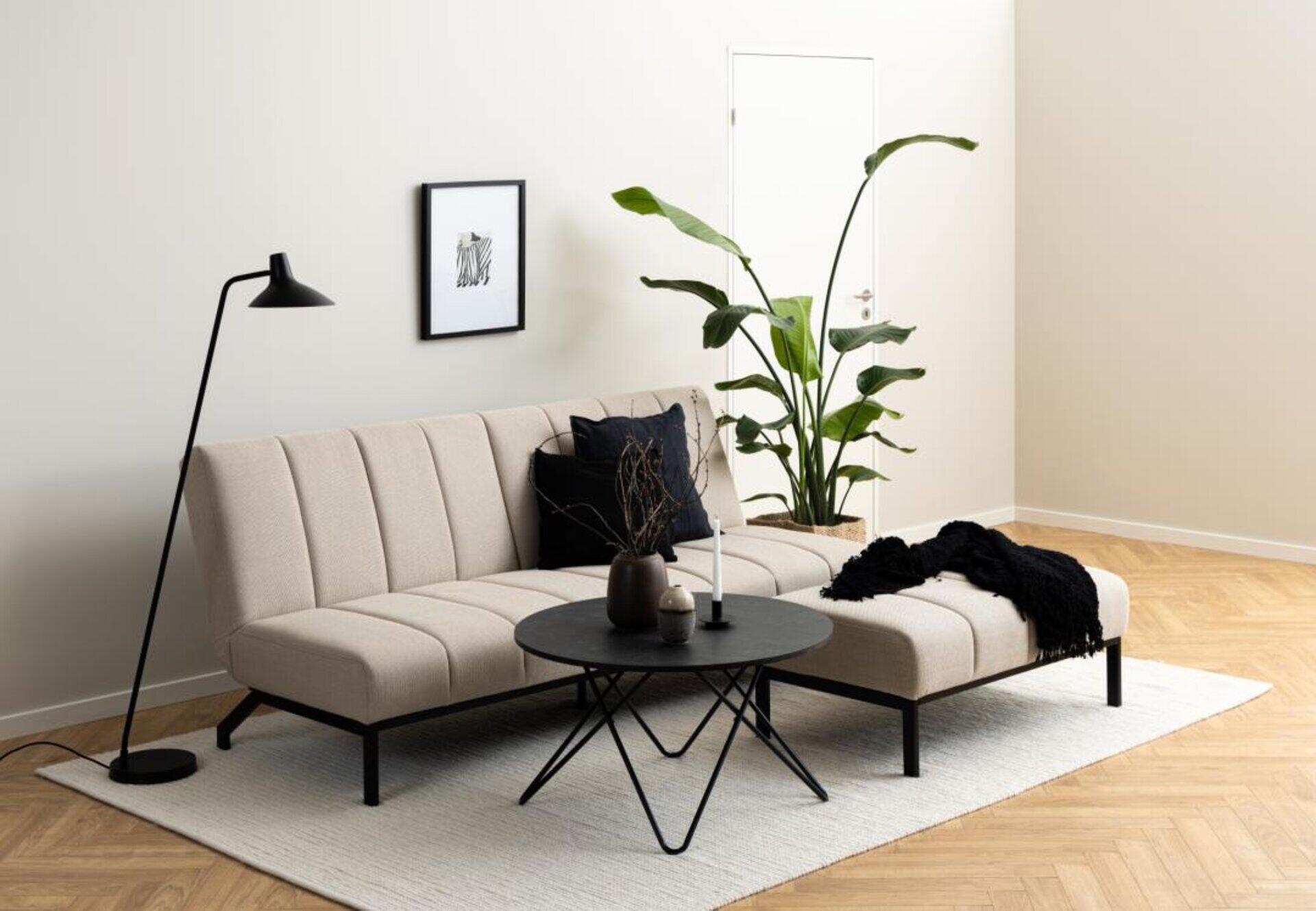 Bettcouch Caix in Beige mit modularer Bauweise und getrennten Elementen, die nebeneinander platziert sind.