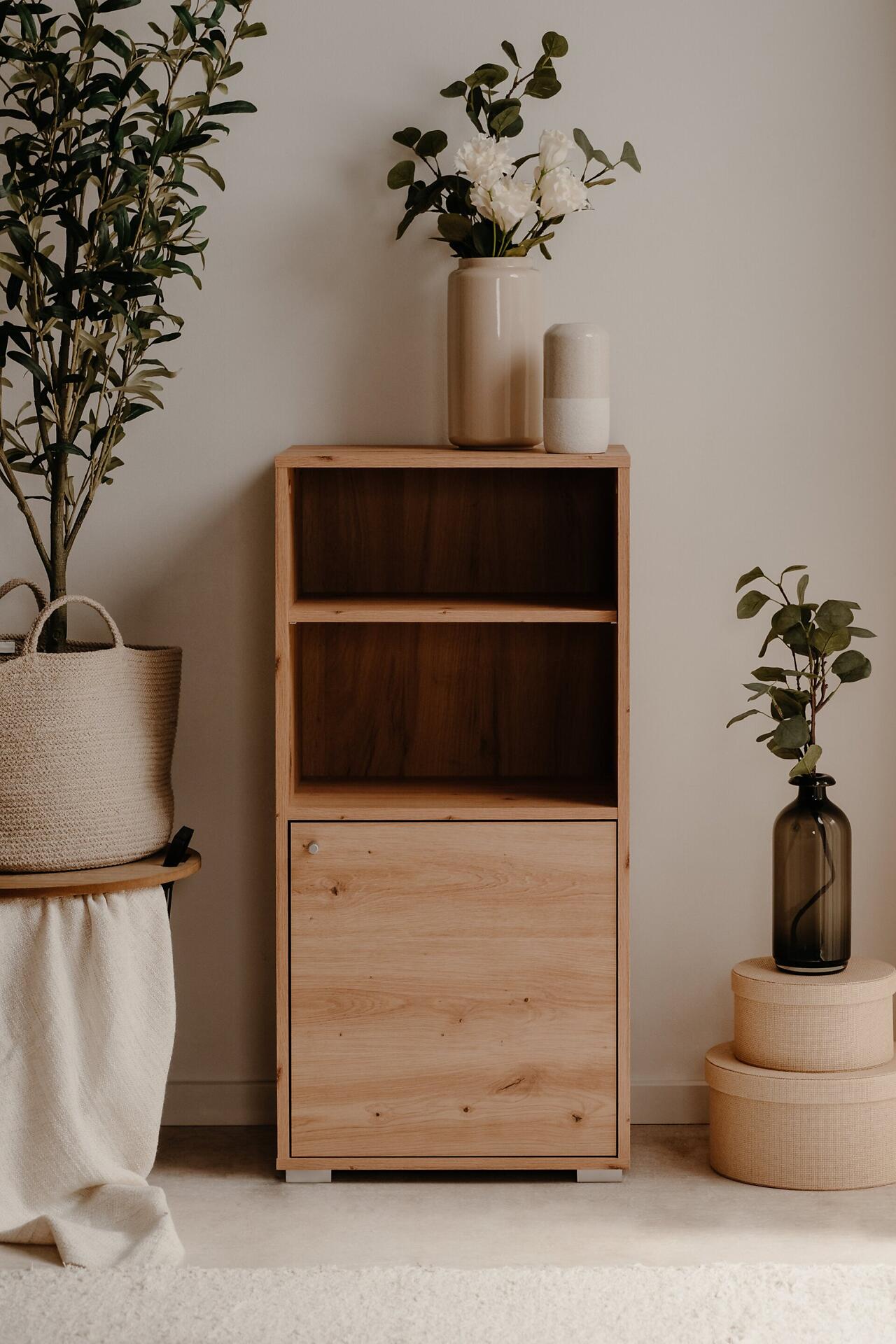 Hohes Sideboard Fyn 20C mit abschließbarer Schublade und zwei offenen Regalböden, die Platz für Dekoration bieten, mit schmalen Füßen und sichtbarer Holzstruktur.