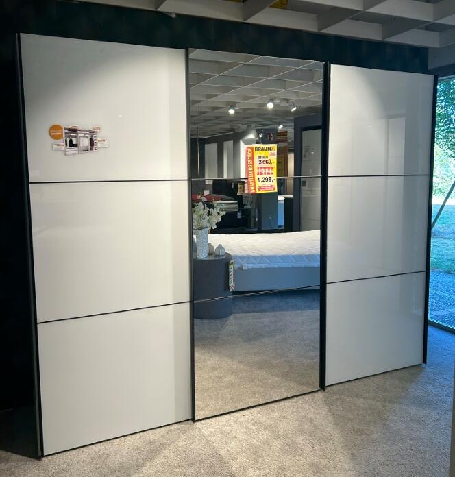 Schwebetürenschrank