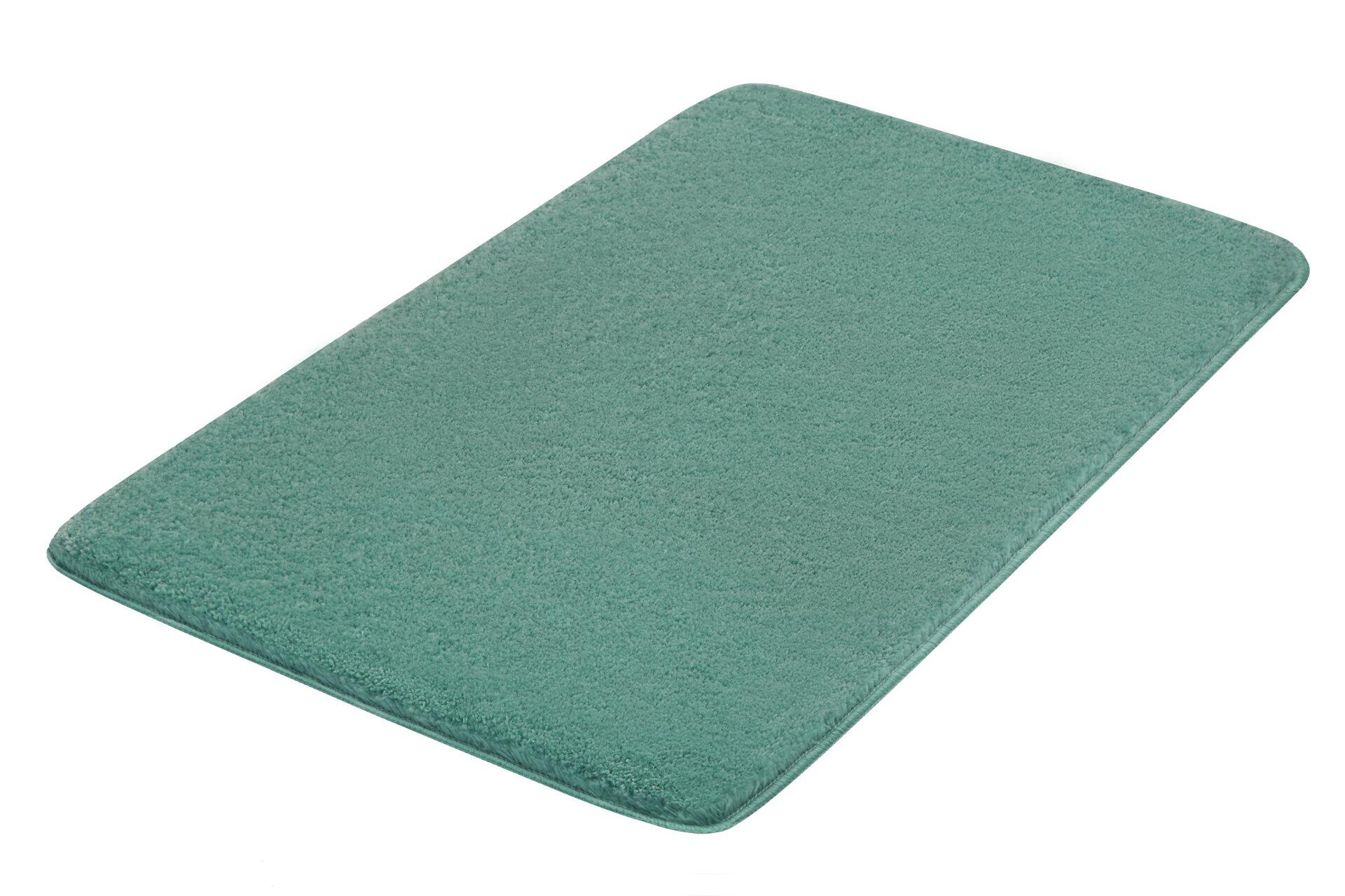 Badteppich Meadow: Flauschiger, rechteckiger Teppich in Grünton mit dichter Textur, präsentiert in einer Winkelperspektive.