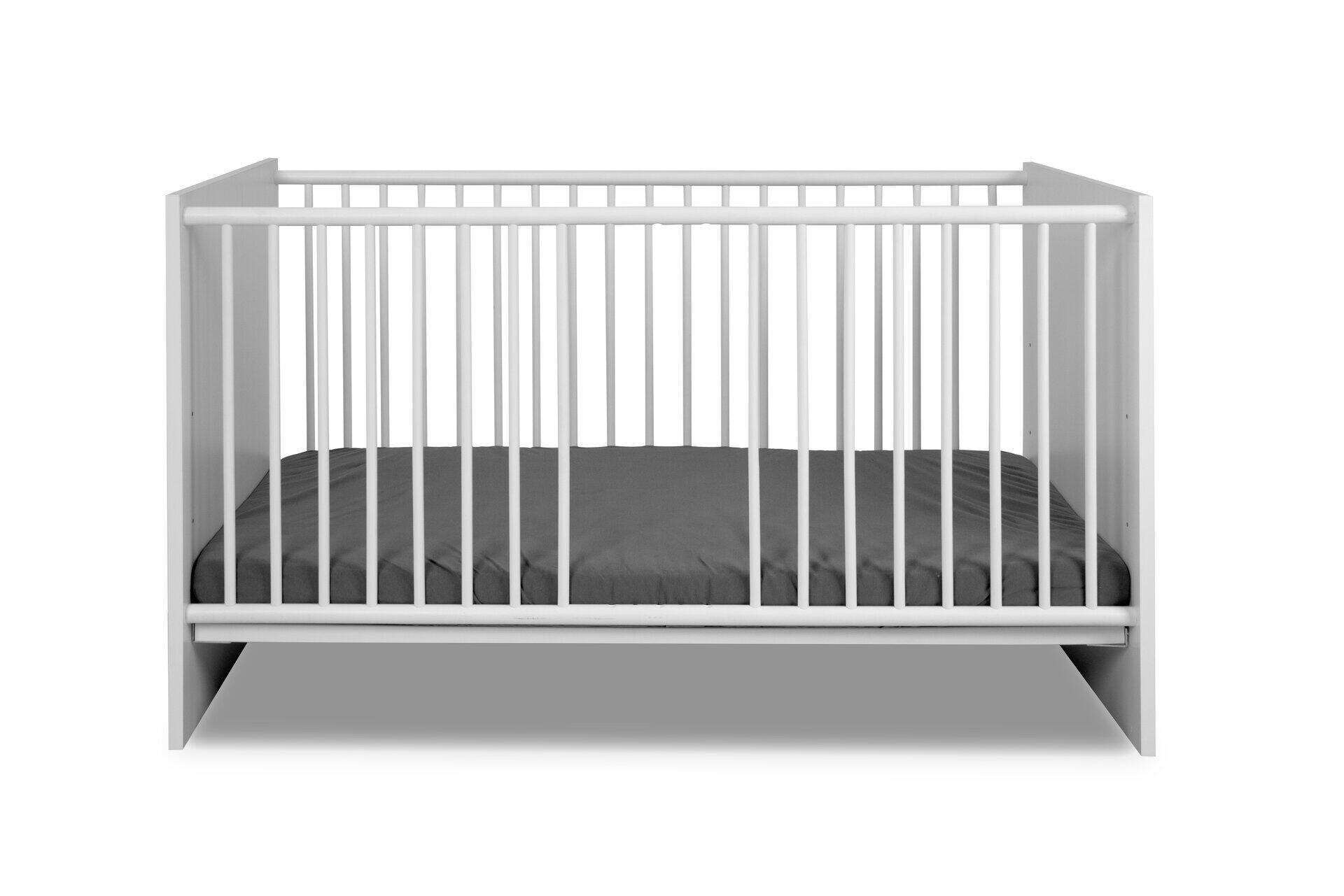 Babybett mit abgerundeten Kopfteil und Fußteil, sowie höhenverstellbarem Bettboden, aus heller Holzoptik und mit grauem Bettbezug zu sehen.