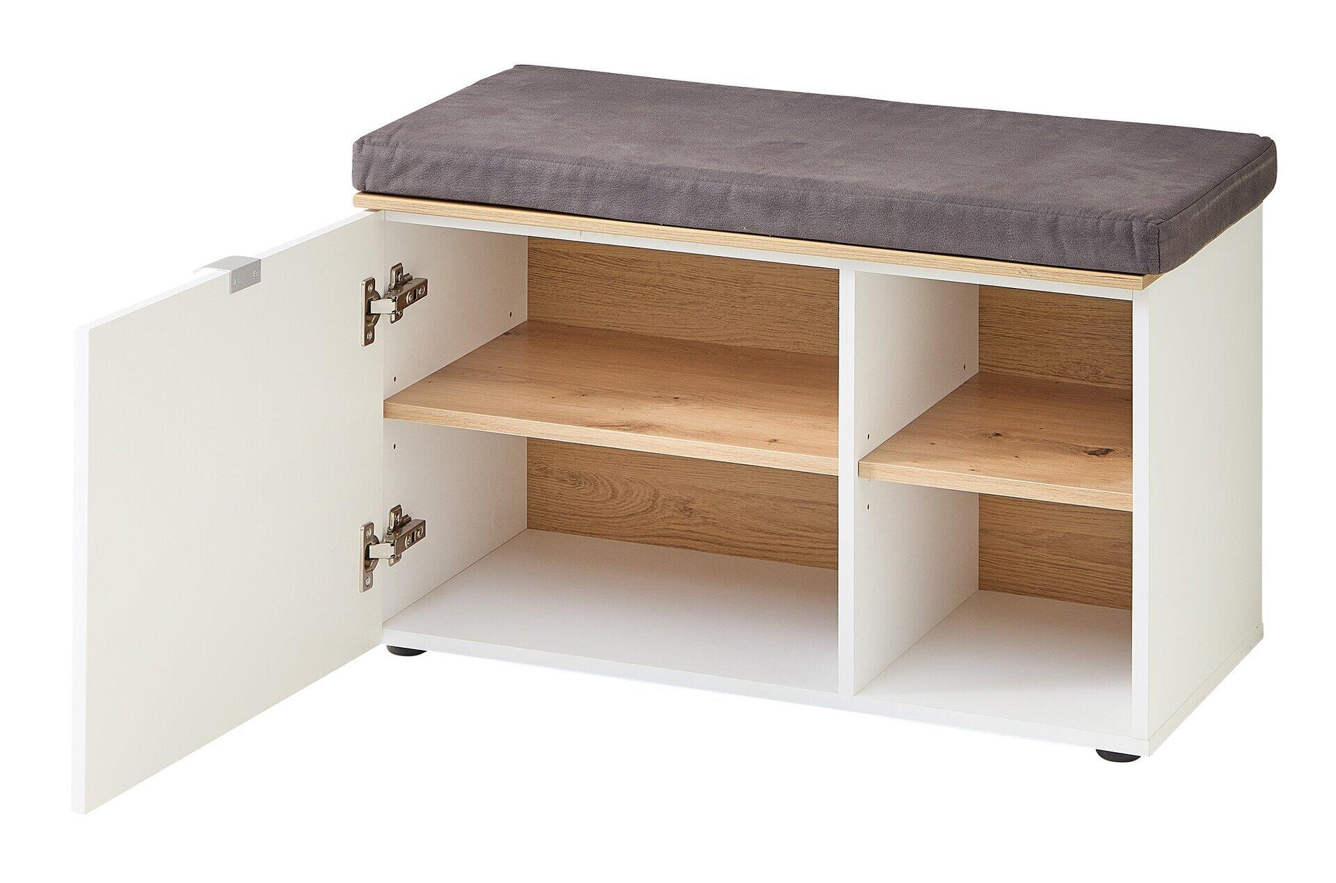 Geöffneter Schuhschrank Bari mit weißem Korpus, grauem Sitzkissen und Innenleben aus Artisan Eiche, dargestellt aus der Seitenperspektive mit offener Tür und Schuhablagen.
