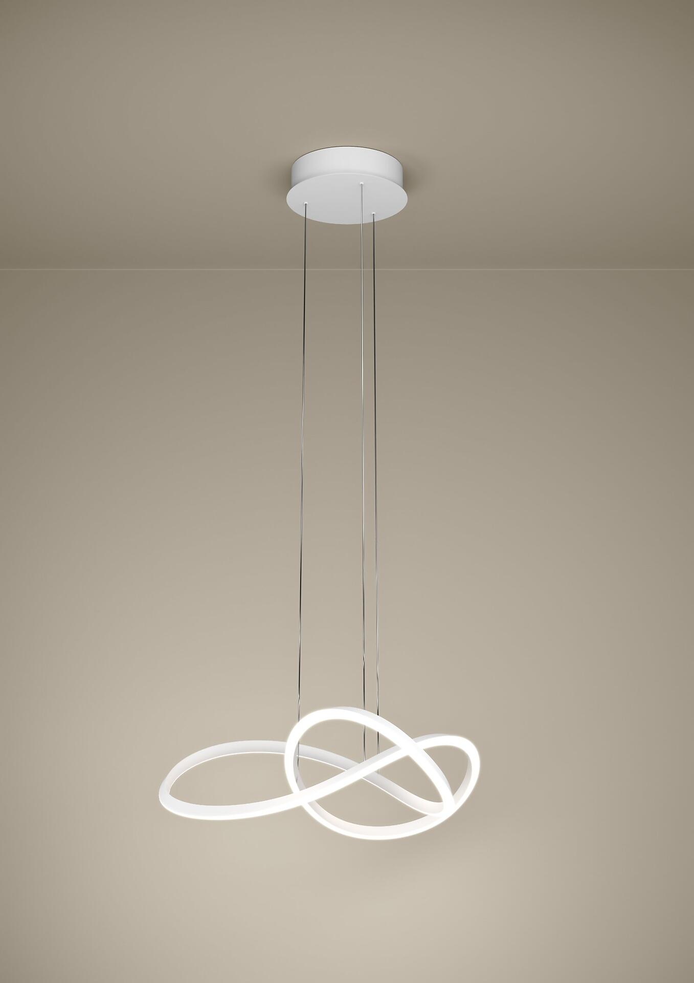 Pendelleuchte Riaza mit drei ineinander verschlungenen, weißen LED-Ringen, die von unten beleuchtet und an einem Deckengestell befestigt sind.