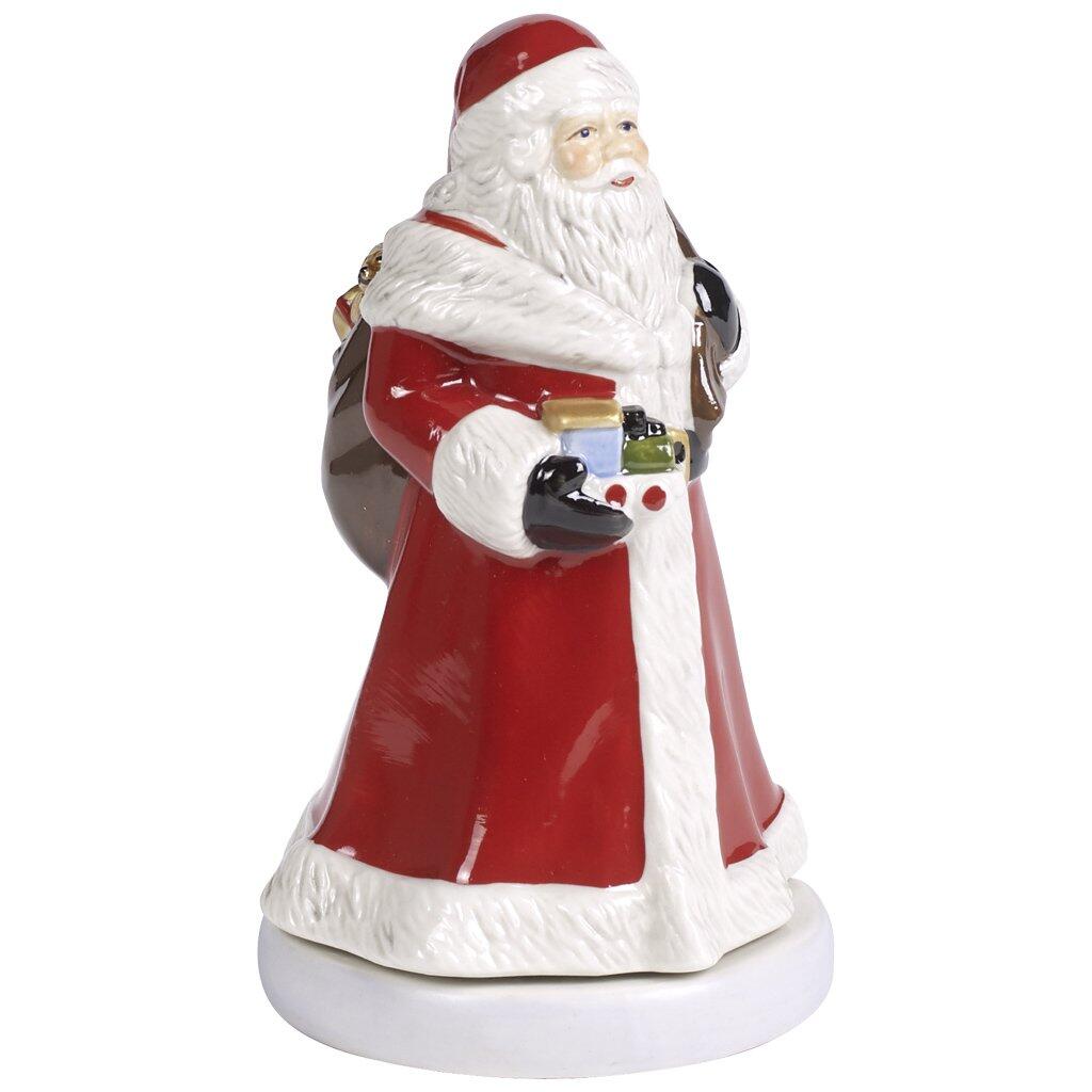 Weihnachtsdekoration Santa, drehend, Nostalgic Melody: Detaillierte Weihnachtselfen-Figur in 3/4-Ansicht mit rotem Gewand, Pelzmantel, Zipfelmütze und Geschenken, stehend auf weißem Sockel.