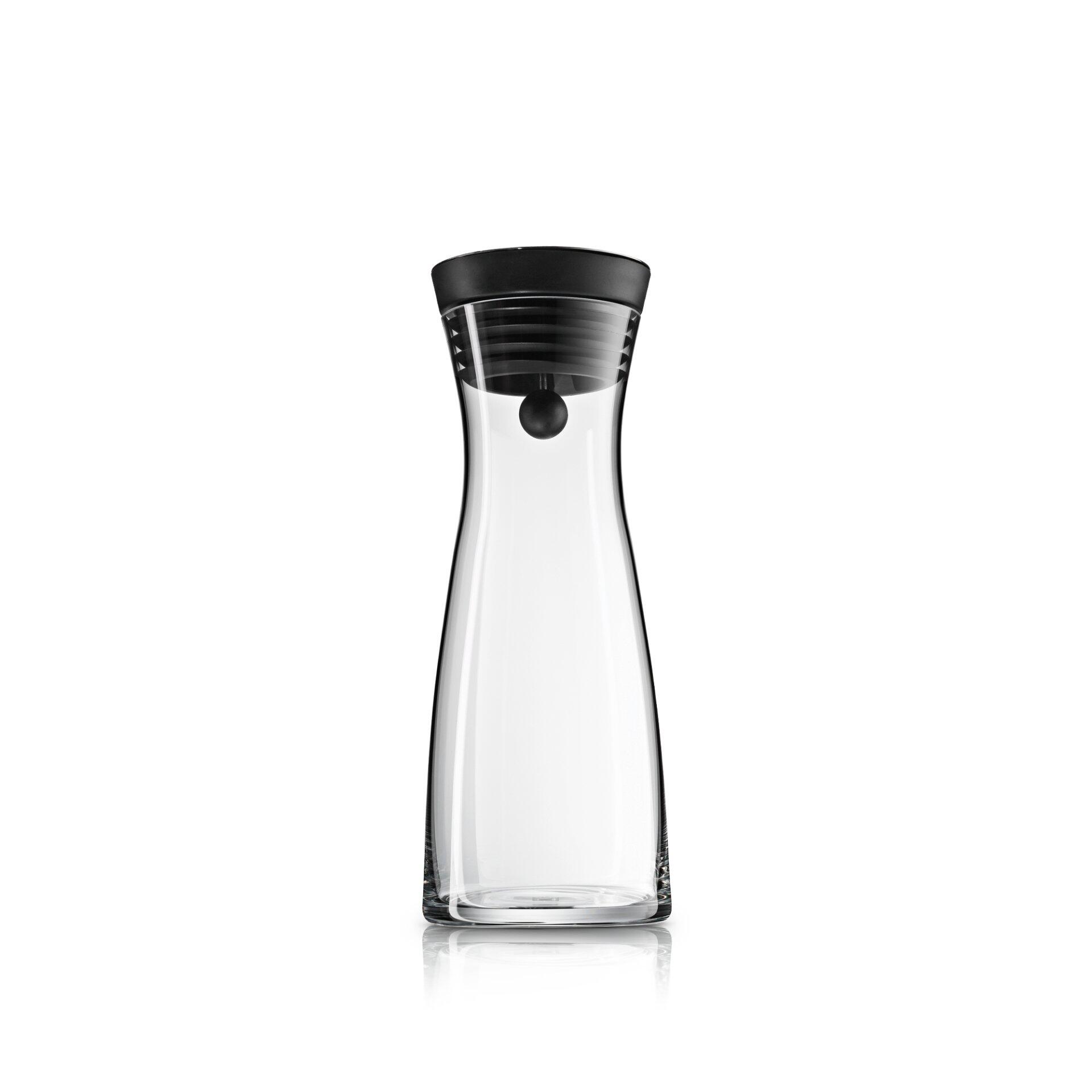 WMF Wasserkaraffe Basic, 0,75 l, mit konischer Form, schwarzem Deckel und integriertem Filter, dargestellt aus frontaler Perspektive auf einem Sockel.