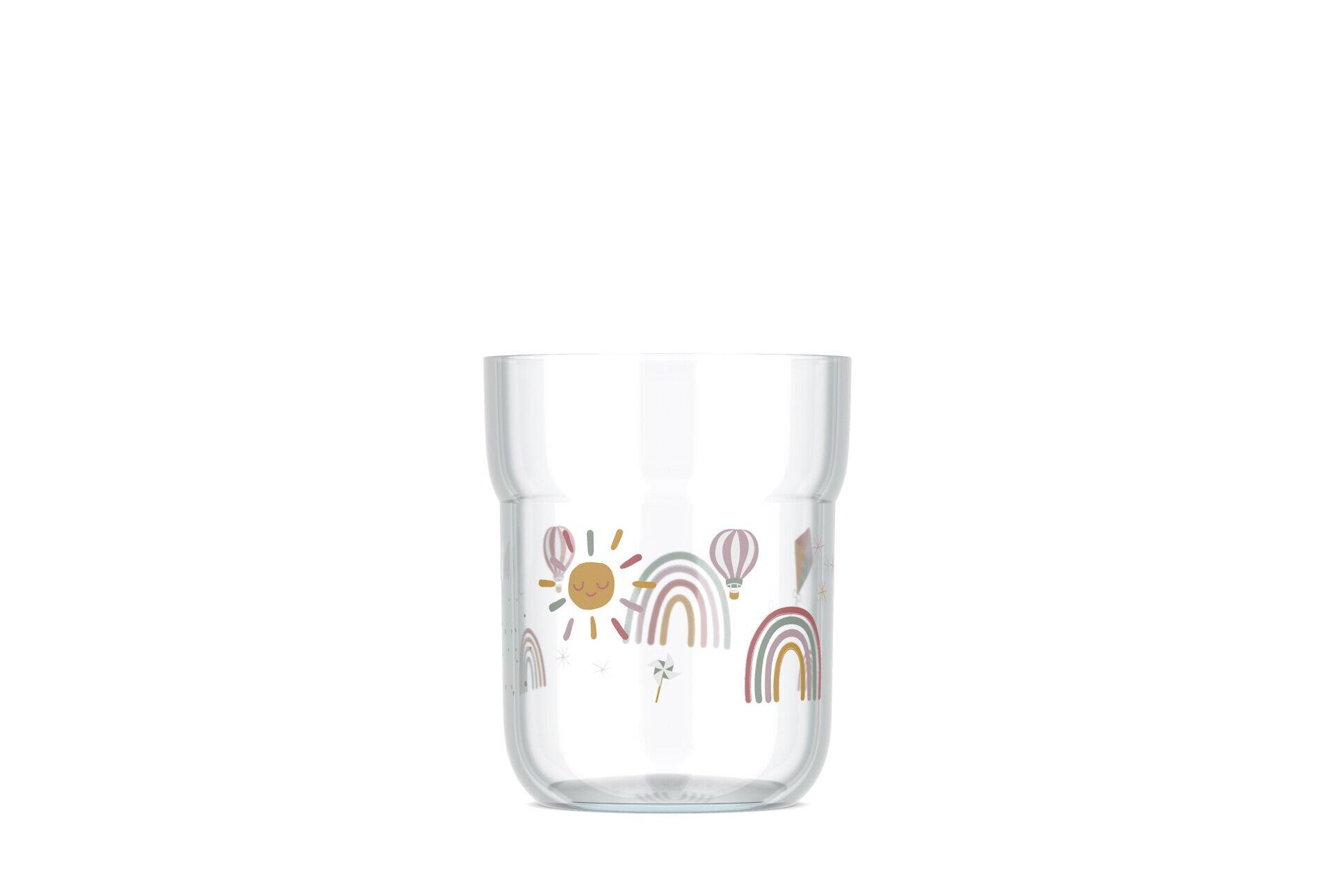 Transparentes Glasbecher "Mio" mit verspielten Illustrationen von Sonne, Regenbogen, Palme und Heißluftballon, aus der Vogelperspektive dargestellt.
