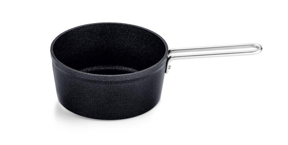 Schwarze Adamant® Stielkasserolle mit Ø18 cm, strukturierter Antihaftbeschichtung im Inneren und Aufhängeöffnung am Griff, detailreich in erhöhter Perspektive dargestellt.