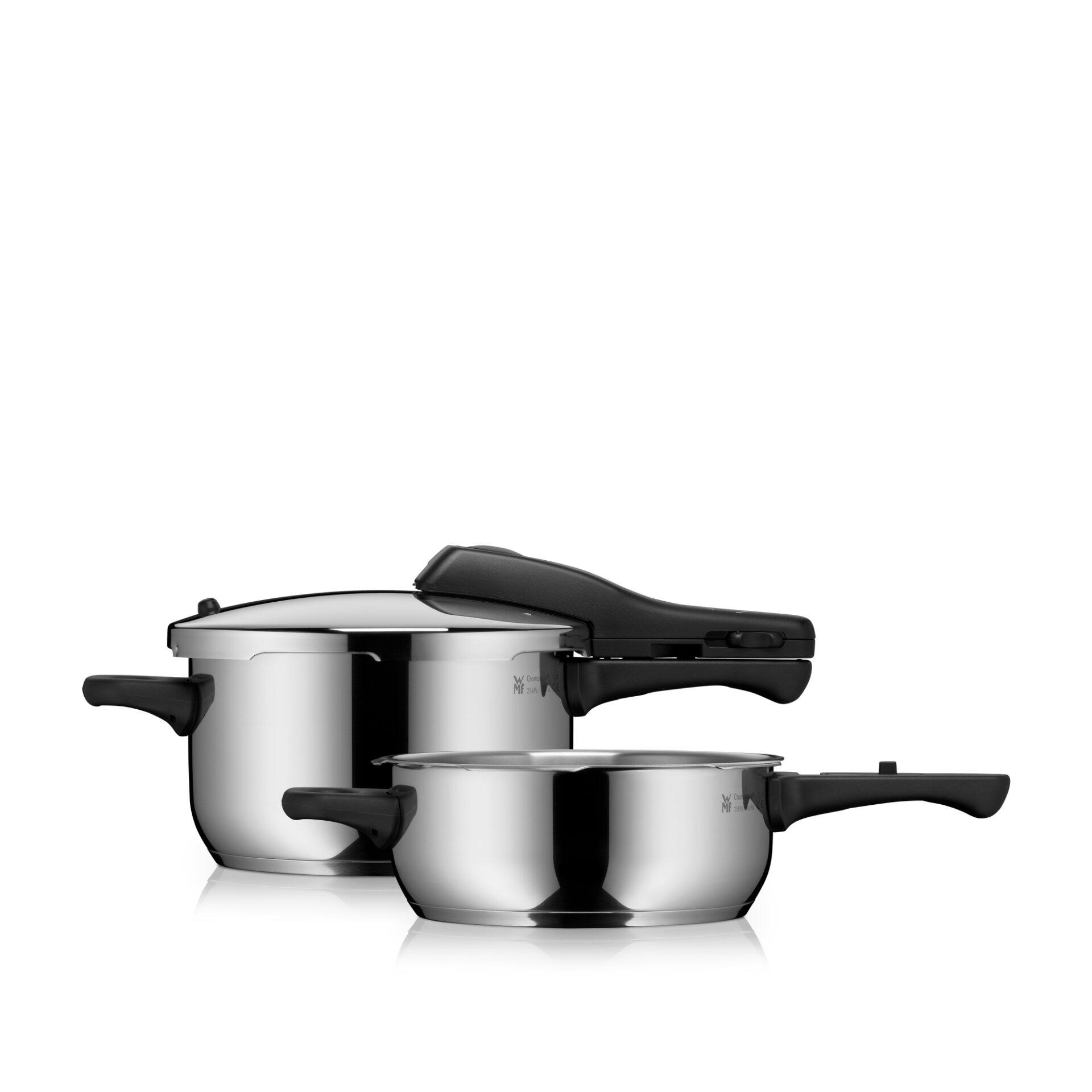 WMF Schnelltopf Perfect New: Zwei Edelstahl-Druckkochertöpfe, links ein 4,5l Modell mit festem Deckel und Markierungen, rechts eine 3,0l Schnellpfanne, beide mit seitlichen Griffen und hochglänzender Oberfläche.