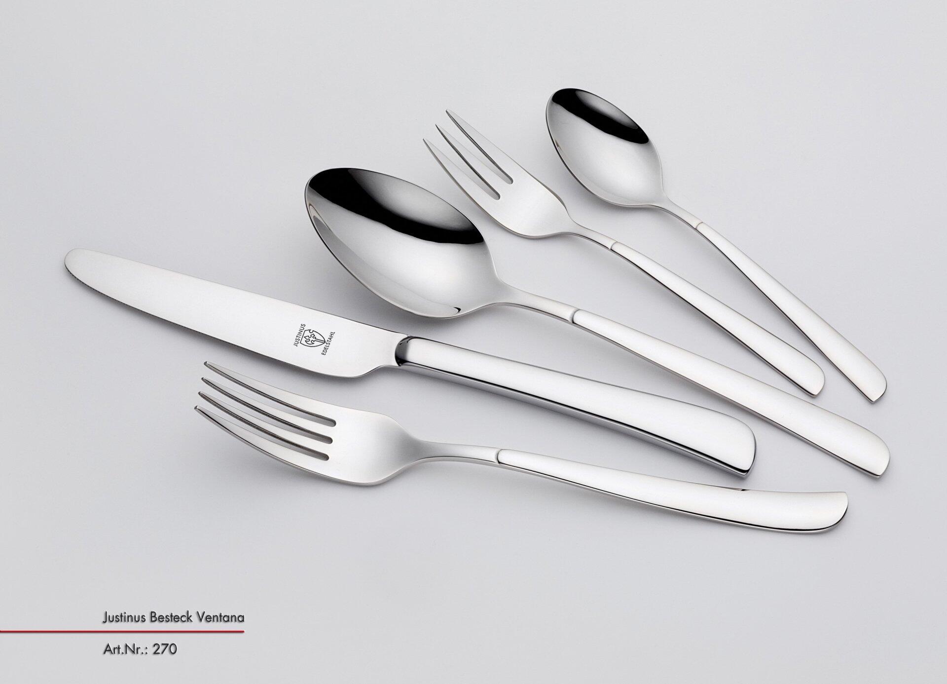 Menübesteck Ventana: Edelstahl-Gabel, Esslöffel, Dessertlöffel und Messer mit elegantem Design und Justinus-Logo auf dem Esslöffel.