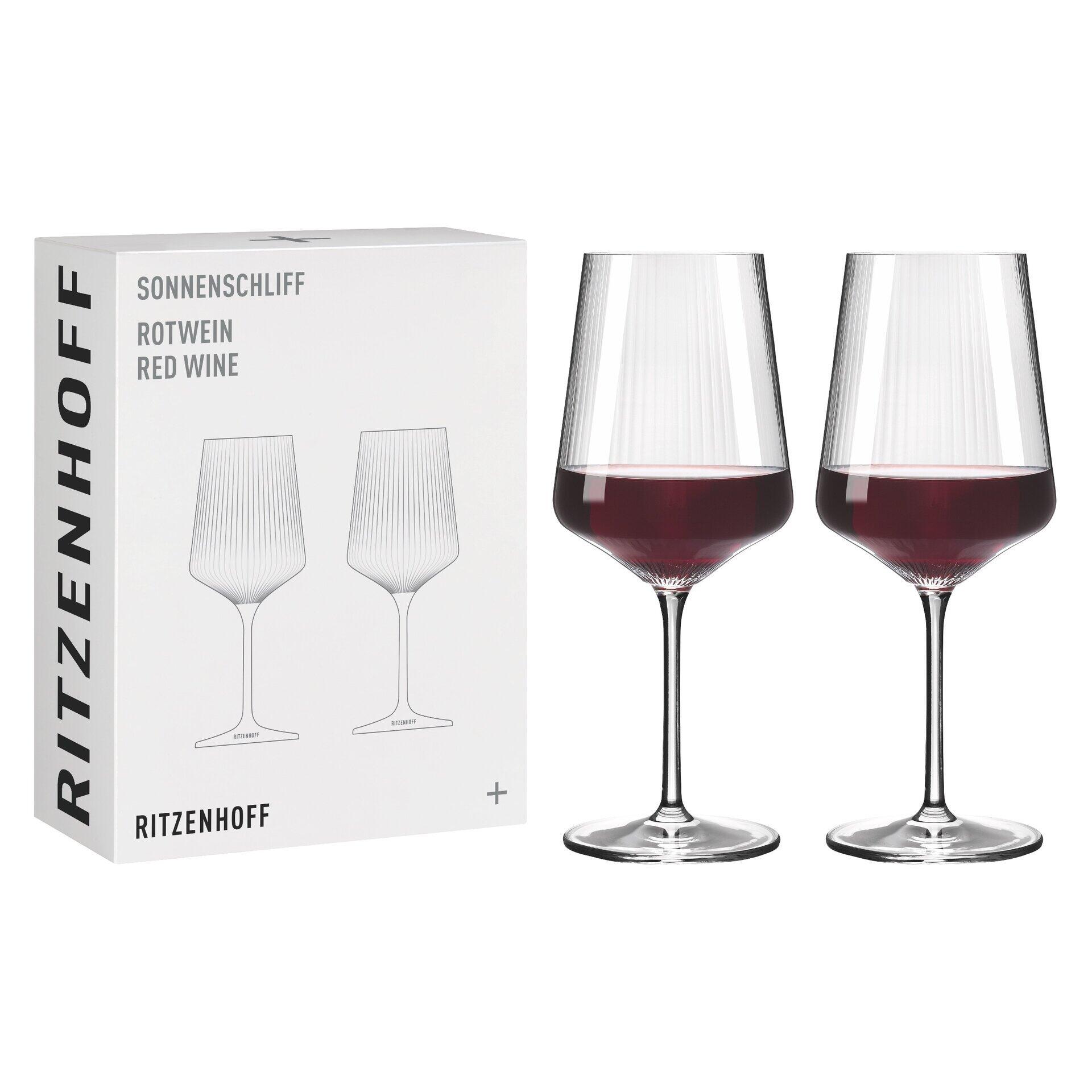 Rotweinglas-Set: Zwei elegante Rotweingläser mit schlanker Silhouette, erhöhtem Kelch mit vertikalen Rillen und langem Stiel, präsentiert auf weißem Hintergrund mit Geschenkbox.
