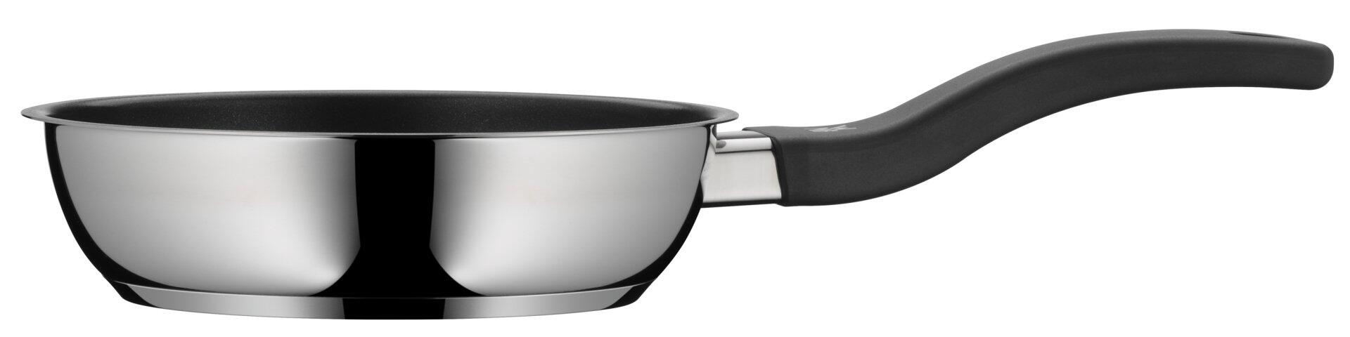 Pfannen-Set Devil: Polierte Edelstahlpfanne mit ergonomischem Griff aus der Seitenperspektive.