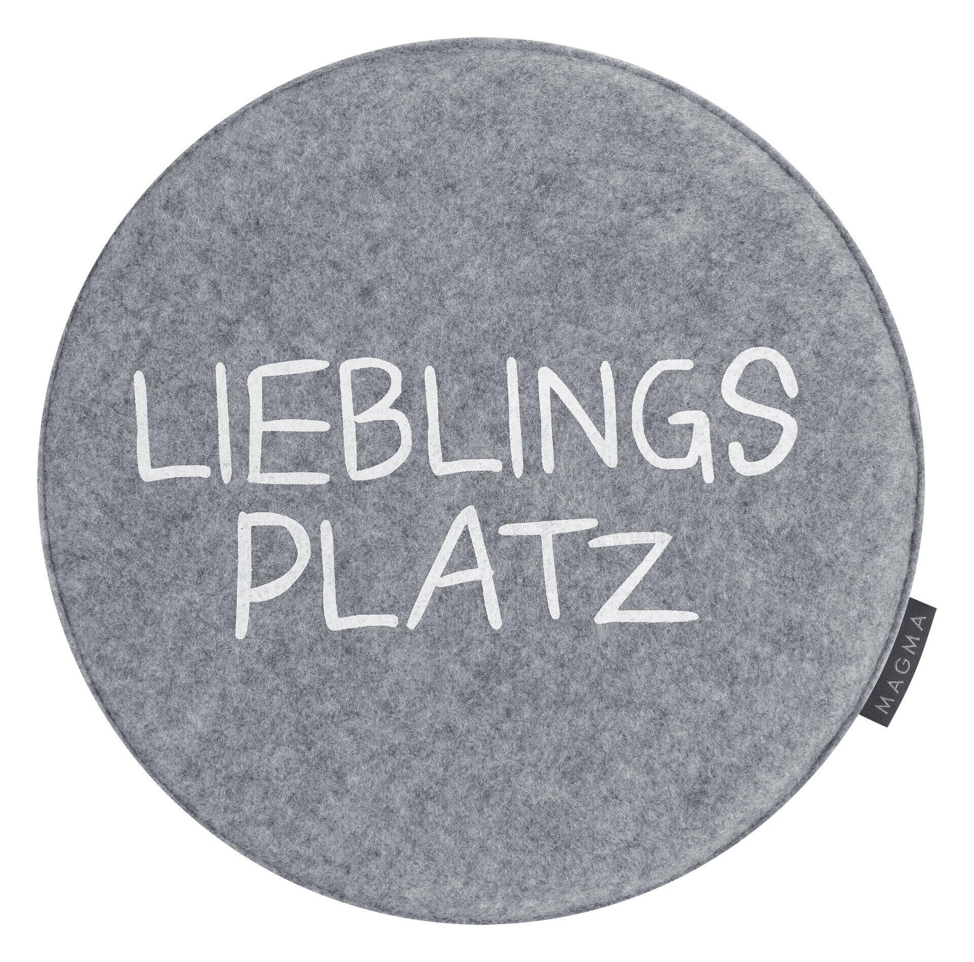 Grauer Sitzwürfel Avaro "Lieblingsplatz" mit Filzoptik und Schriftzug in Großbuchstaben aus der Vogelperspektive.