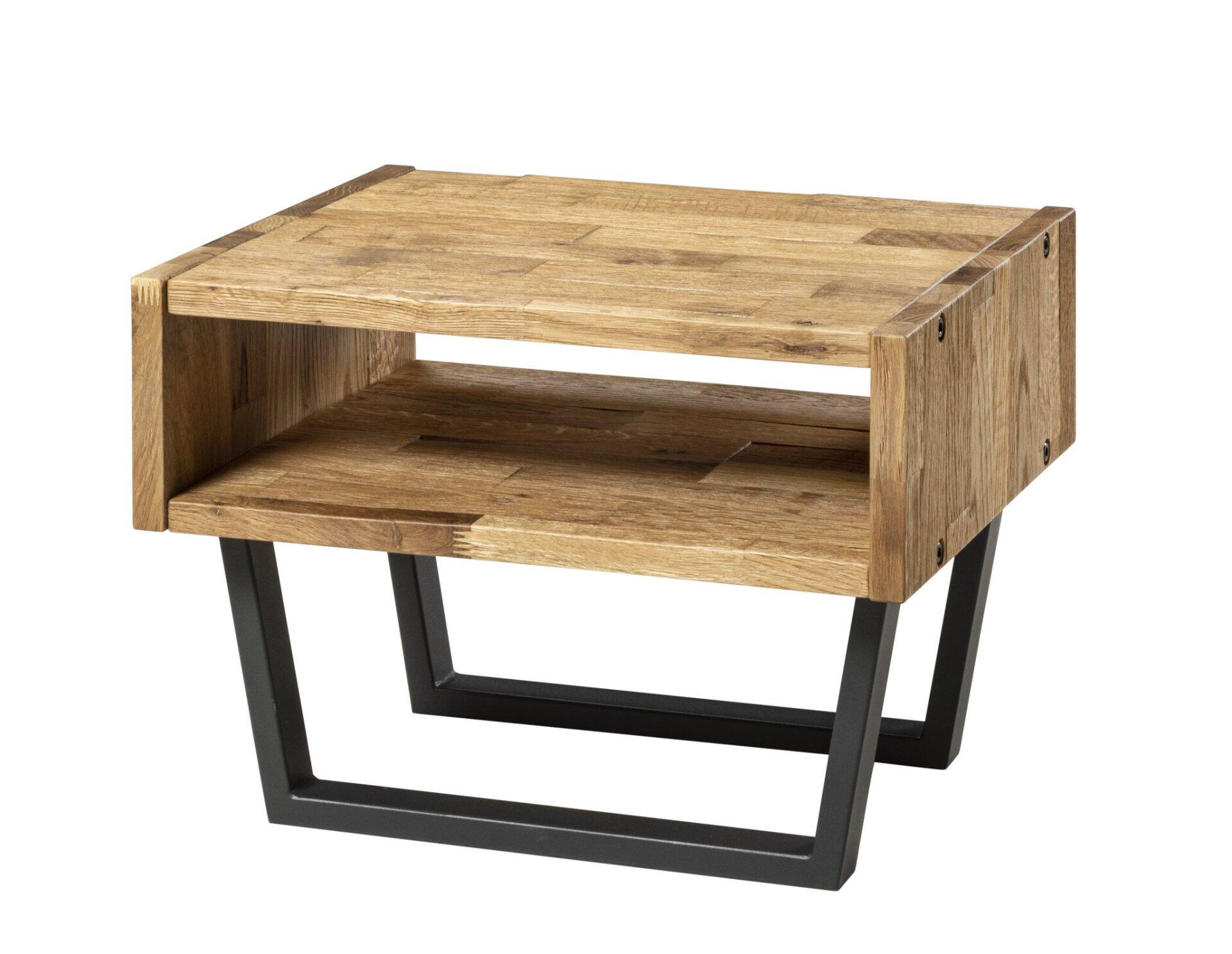 Nachttisch Jesa mit anthrazitfarbenem, schräg gestelltem Metallgestell, offener Ablagefläche und seitlichem Fach, aus Holz mit rustikaler Maserung.