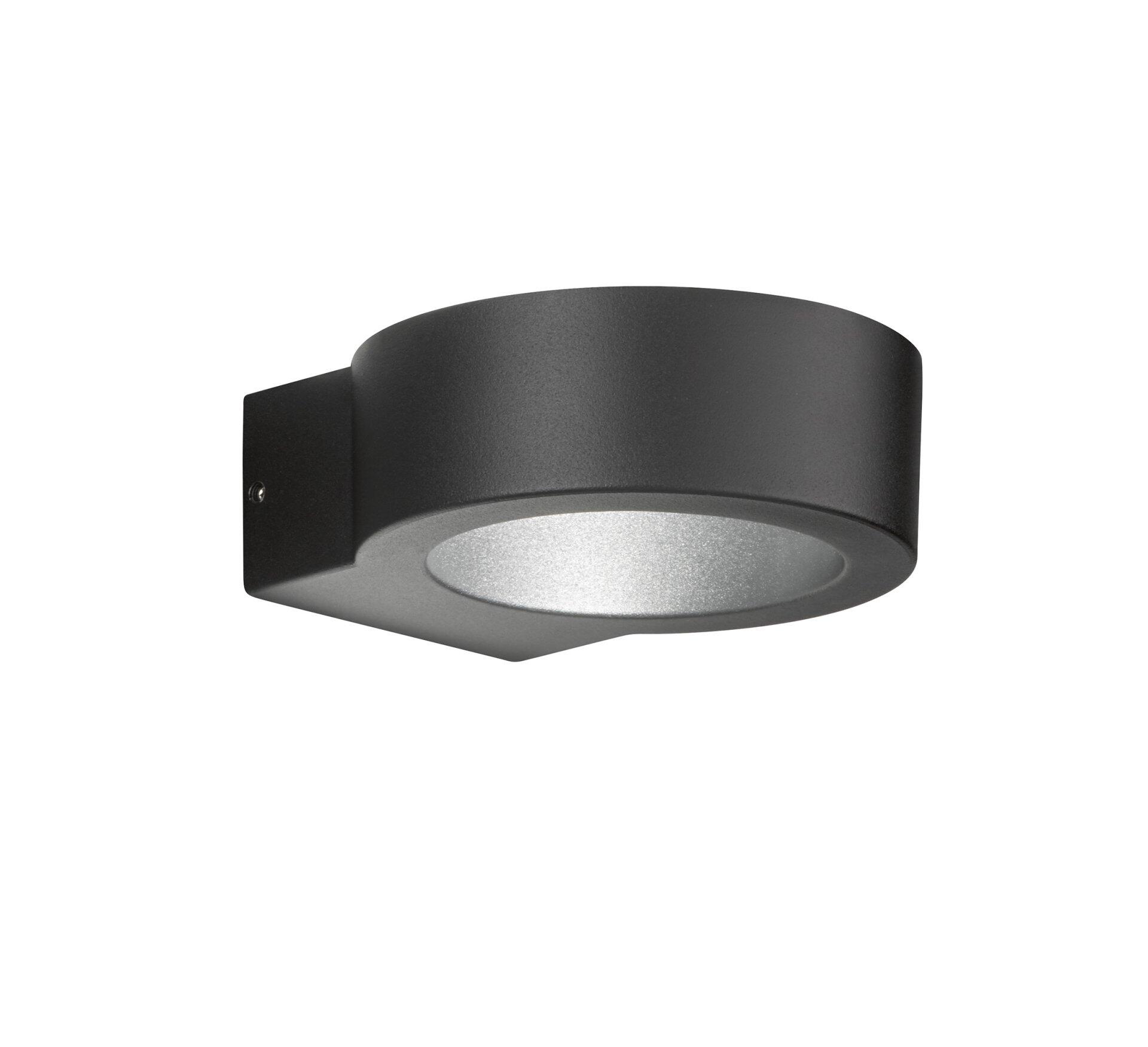 Wandleuchte Torres, rundes Design mit schmalem Korpus und silberfarbiger Leuchtfläche, befestigt an schwarzem Wandhalter, zeigt das konzentrierte Licht im 45-Grad-Winkel.