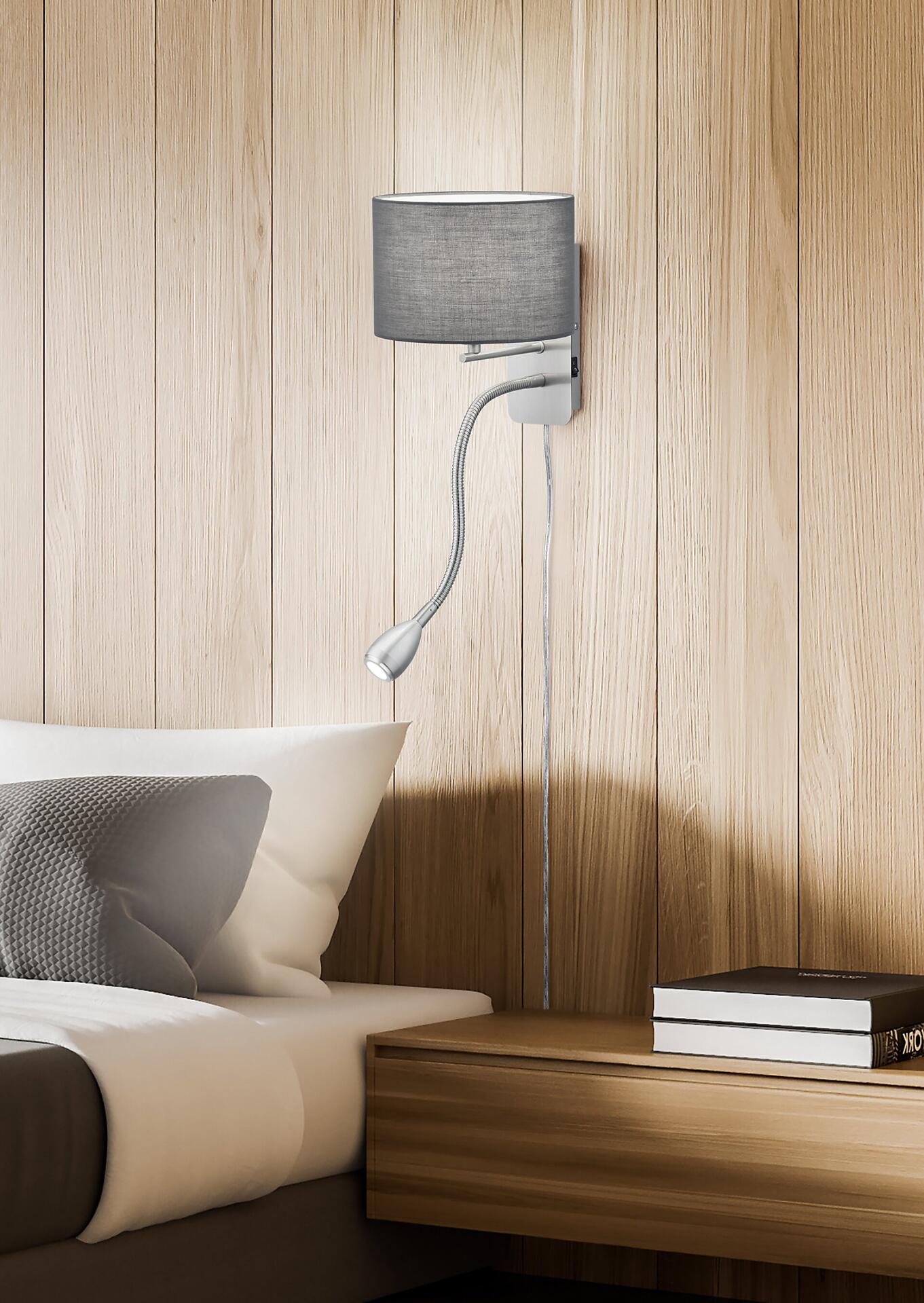 Wandleuchte im Hotelstil mit verstellbarem Arm und grauem Schirm, präsentiert in einem stilvoll eingerichteten Schlafzimmer.