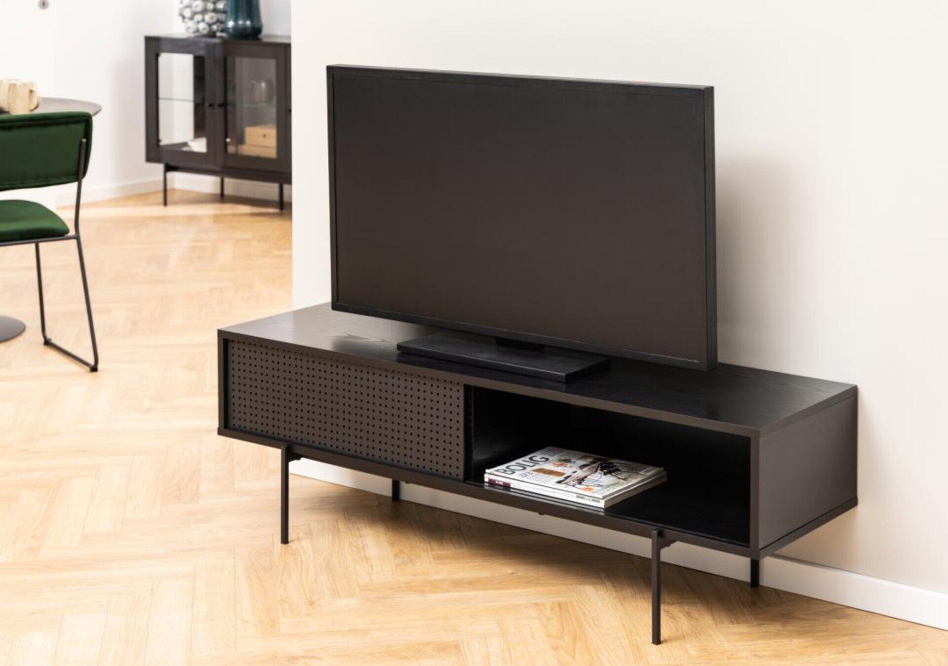 TV-Tisch Angus mit Metall Mesh Front, offener Ablagebereich und schmalen Metallfüßen, leicht seitlich und aus erhöhter Perspektive fotografiert.
