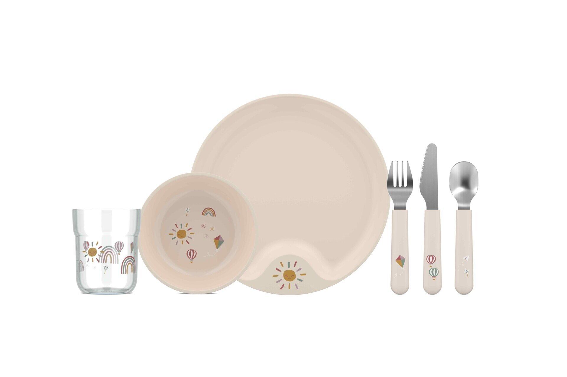 Kinderteller, -schale, -glas und -besteckset im Detail, mit verspielten Illustrationen und einem hellen, puderfarbenen Design.