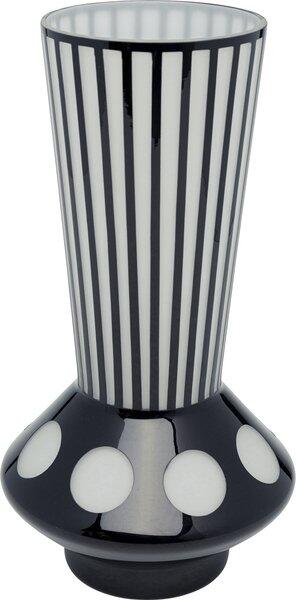 Vase Brillar: Mundgeblasene, gefärbte Glasvase mit vertikalen schwarzen und weißen Streifen, dargestellt im 3/4-Profil auf einem dunkelblauen Sockel.