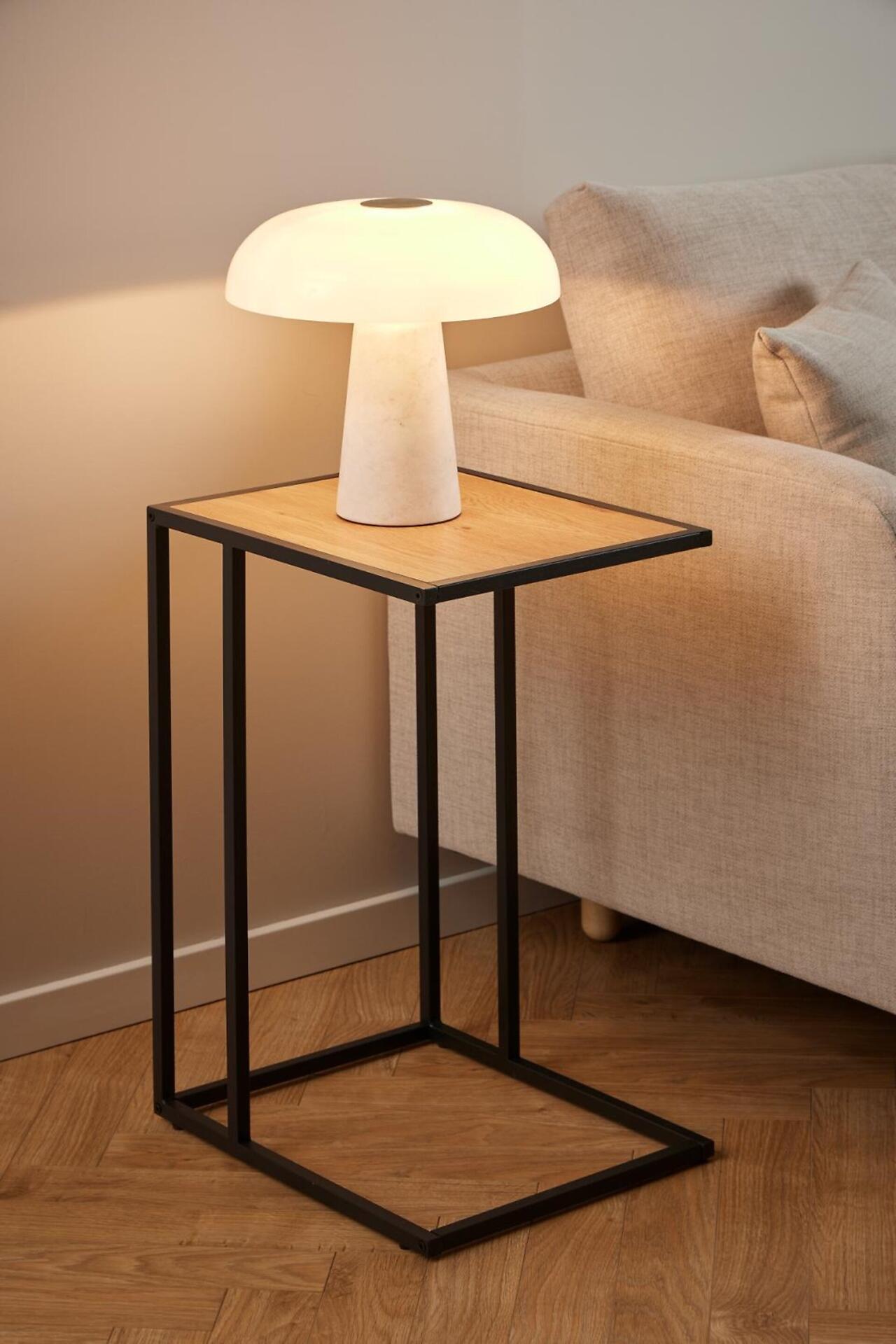 Seaford Ecktisch mit minimalistischem Design und schwarzem Metallgestell, das einen zusätzlichen Ablagebereich unter der Tischplatte bietet.