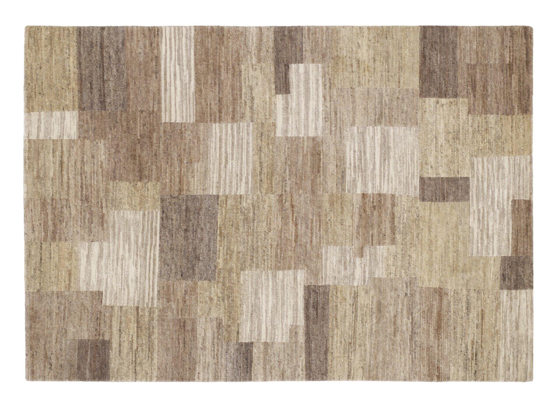 Nahaufnahme eines handgeknüpften Wollteppichs aus Nepal mit einer florreichen Struktur aus quadratischen Flächen in Beige, Grau, Braun und Weiß.
