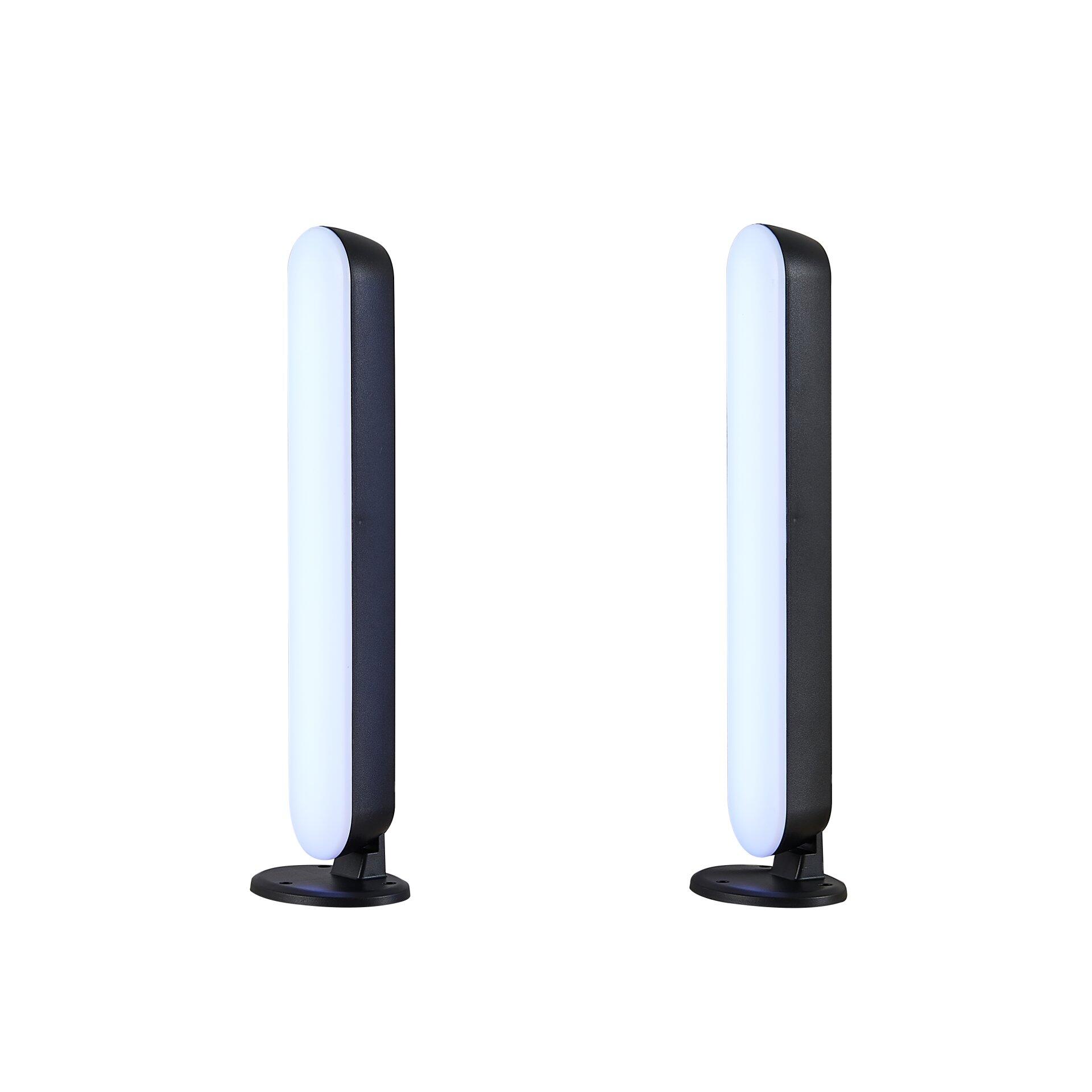Tischleuchte Game mit schlanker, ovaler Form und diffuser, warmweißer Beleuchtung, dargestellt in einer Frontalperspektive, die Höhe und Design betont.