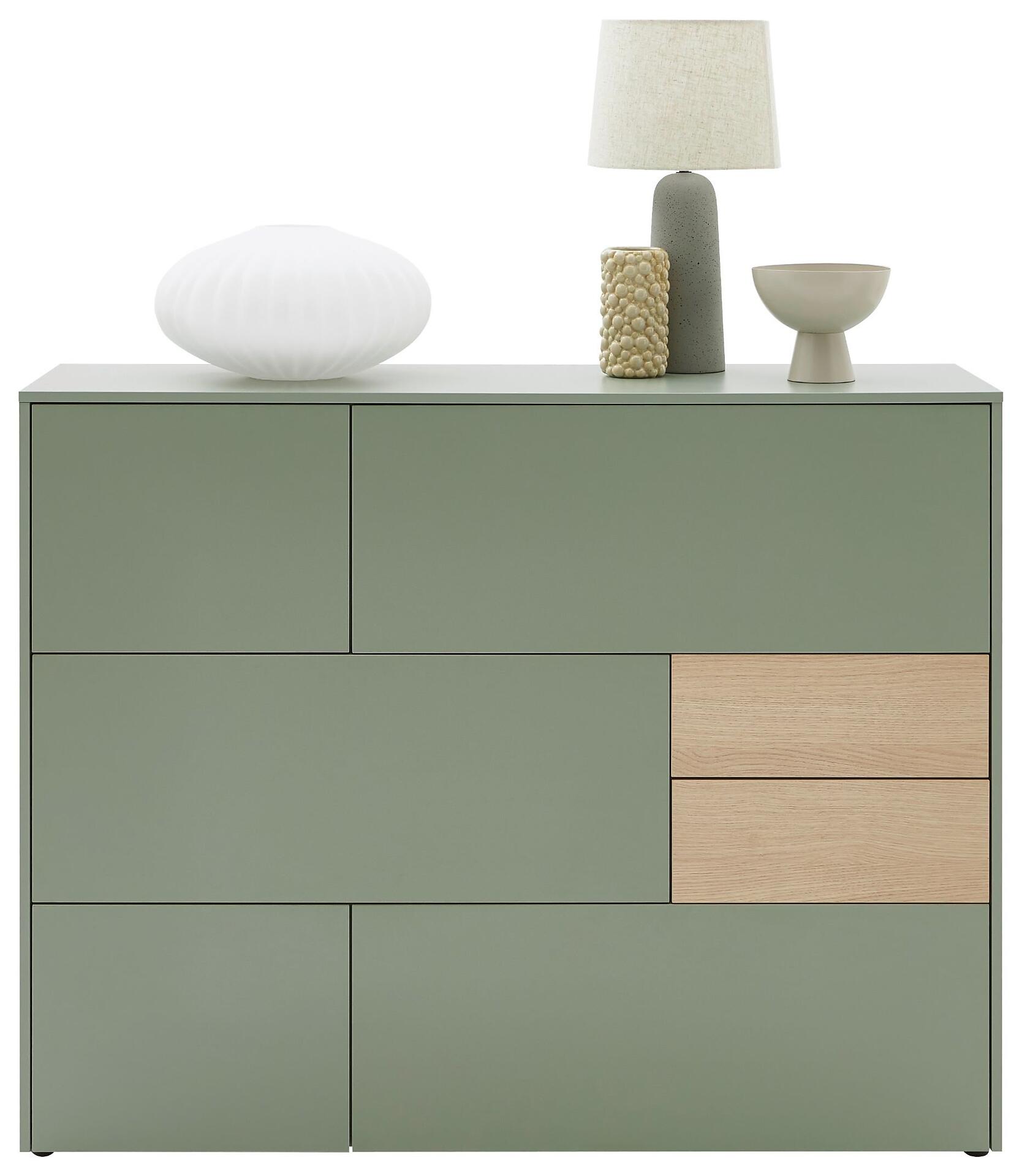 Highboard Naomi in Hellgrün mit Schubladenleiste und drei horizontalen Schubladen, detailliert aus Vogelperspektive.