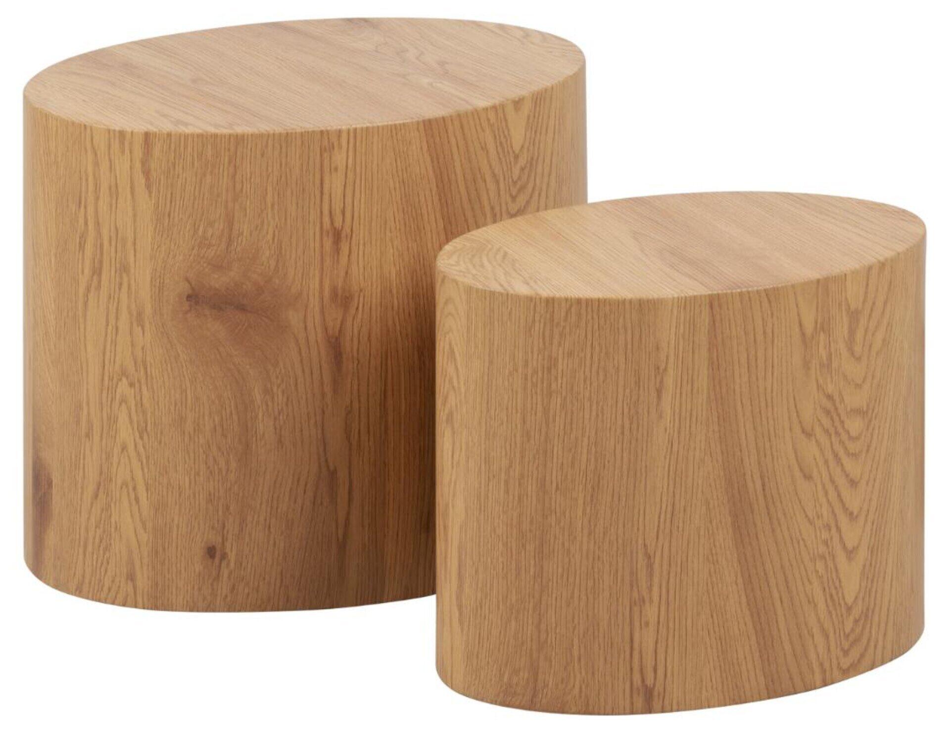 Zwei runde Beistelltische aus hellem Holz mit sichtbarer Maserung, leicht versetzt angeordnet, dienen als praktische Ablageflächen.