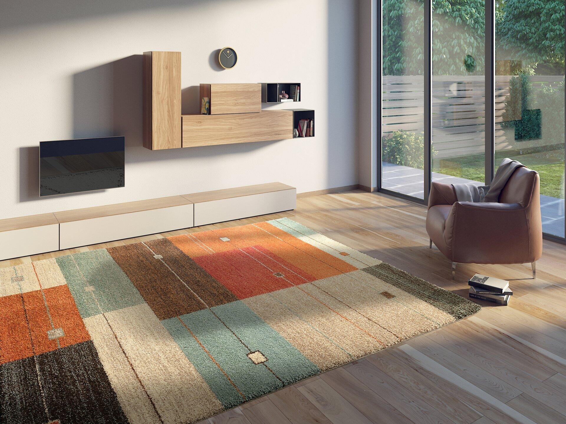 Maschinenwebteppich Munzur mit geometrischem Muster in Beige, Orange, Grün, Blau und Grau, abgebildet in einem modernen Wohnzimmer aus Augenhöhe.