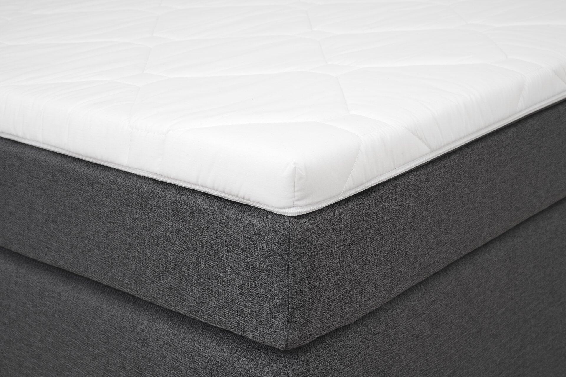 Boxspringbett Joliet BX2410 mit gesteppter Matratze und robustem Stoffbezug.