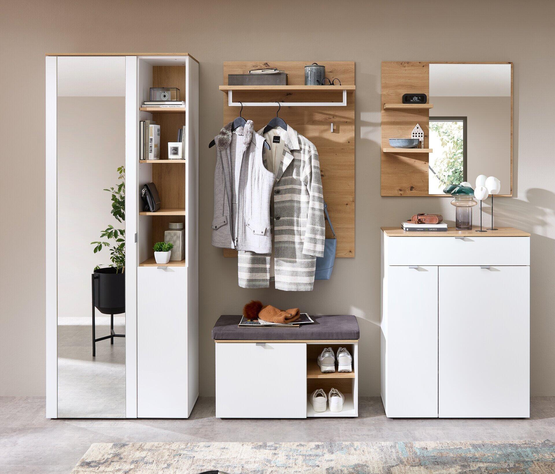 Garderoben-Kombi Bari mit hohem Schrank mit Spiegelfront, Schuhschrank mit Ablage und Wandregal mit Dekorationen, dargestellt in leicht schräger Frontperspektive.