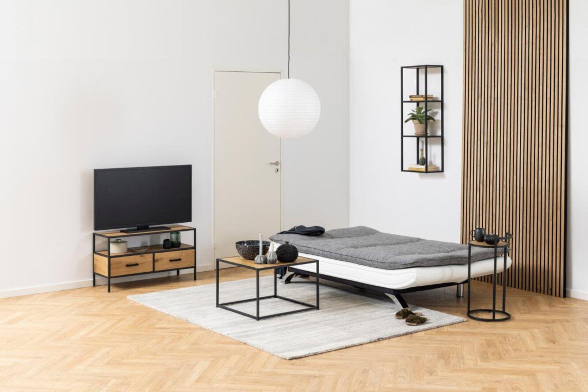 Bettcouch Faith in einem modernen Schlafzimmer, dargestellt im ausgezogenen Zustand, um die Funktion als Schlaf- und Gästebett zu zeigen.