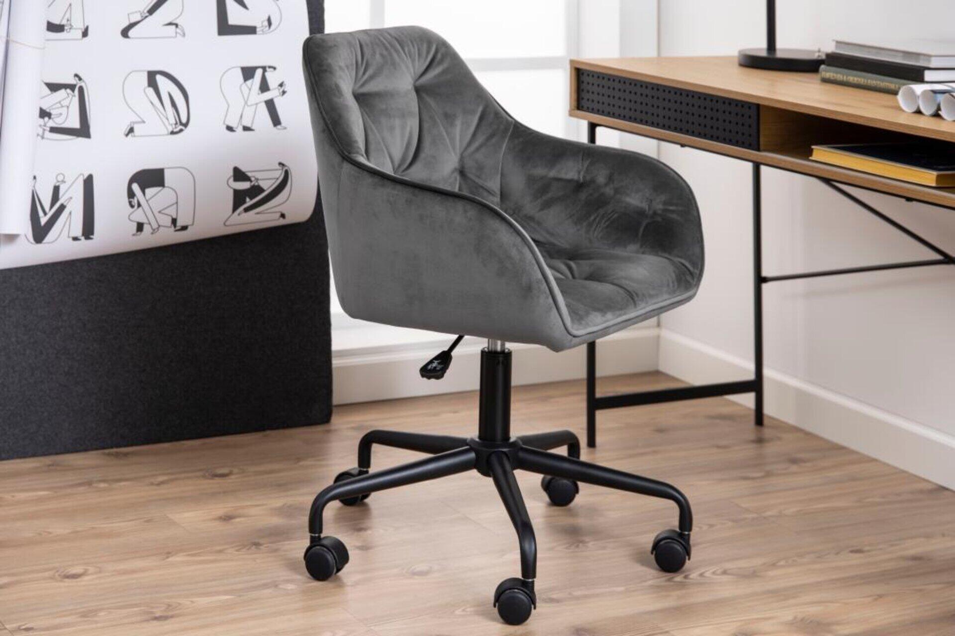 Schreibtischstuhl Brooke mit grauem Veloursbezug, schwarzem Fußkreuz mit Rollen und verstellbarem Höhenmechanismus für flexible und ergonomische Sitzposition.