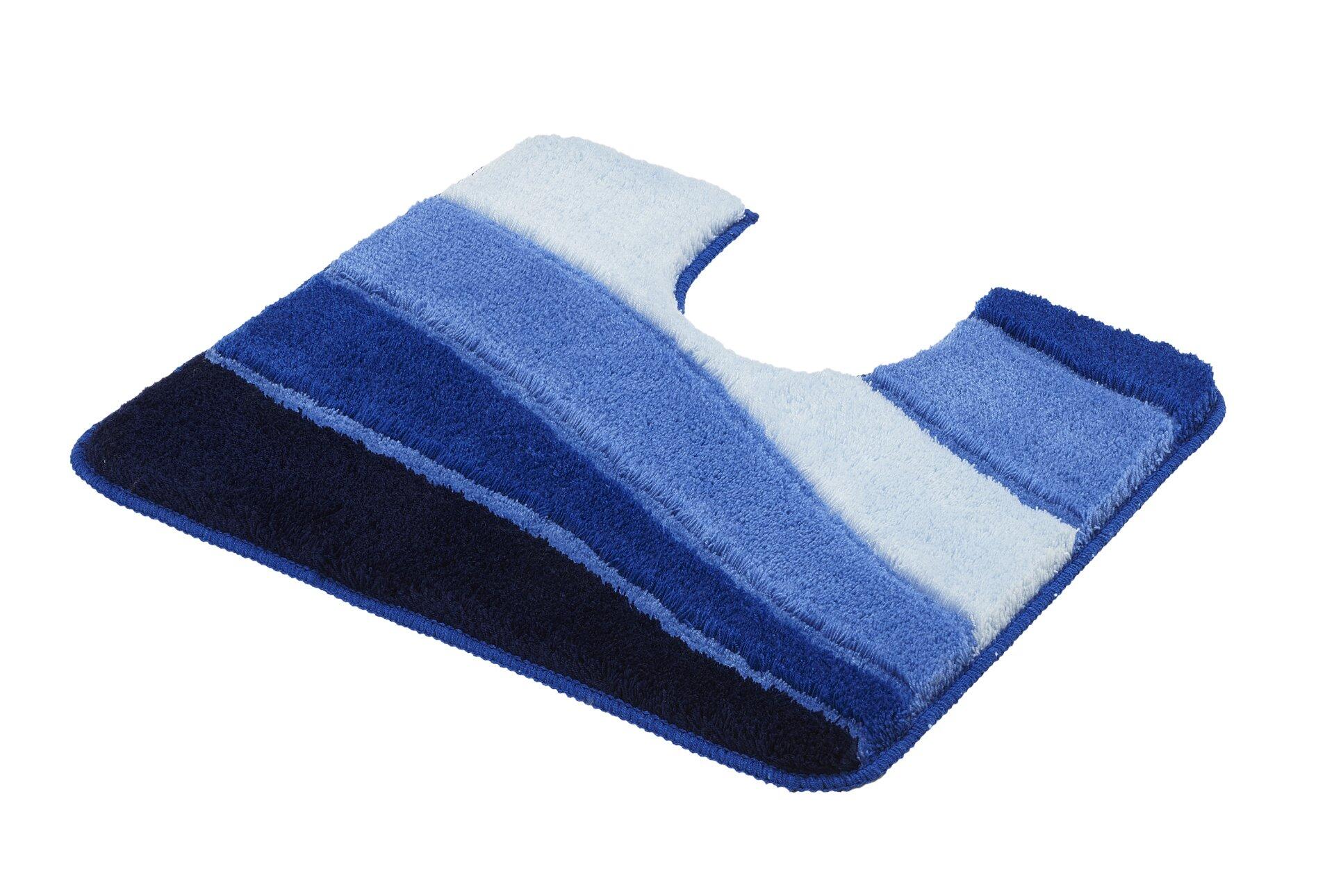 WC-Vorleger Ocean: Royalblauer Teppich mit horizontalen Farbverlaufstreifen von Dunkelblau bis Hellblau, dargestellt aus schräger Perspektive.