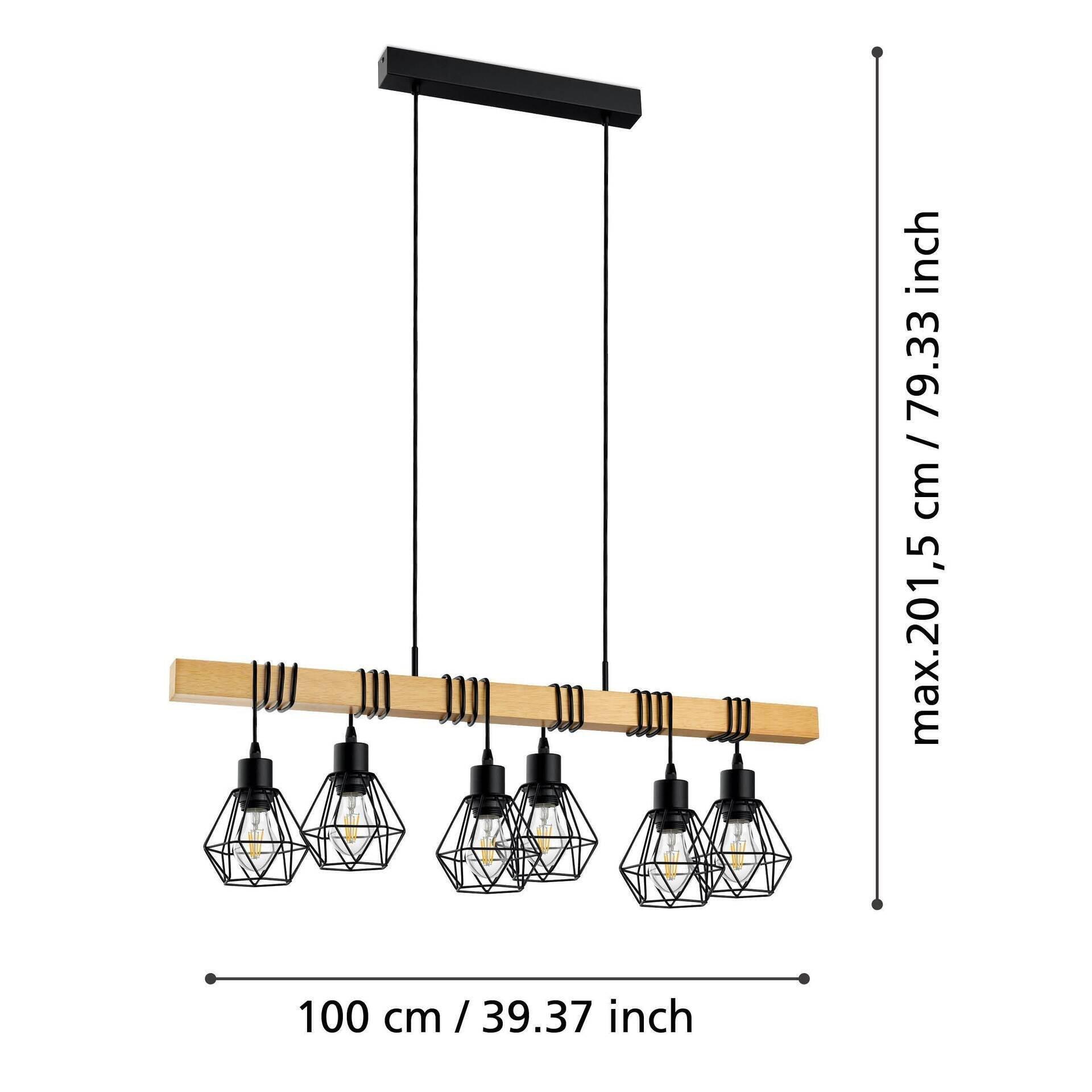 Pendelleuchte Townshend 5 im Industrial-Design mit horizontalem Holzbalken, fünf schwarzen Ketten und geometrischen Metalllampenschirmen, die warmweißes Licht abstrahlen.
