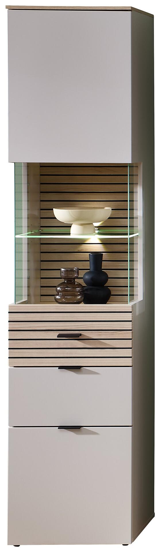 Vitrine Ina mit durchsichtiger Obervitrine, Glastabletts und Schubladen mit schwarzen Griffen, dargestellt aus Frontalperspektive.