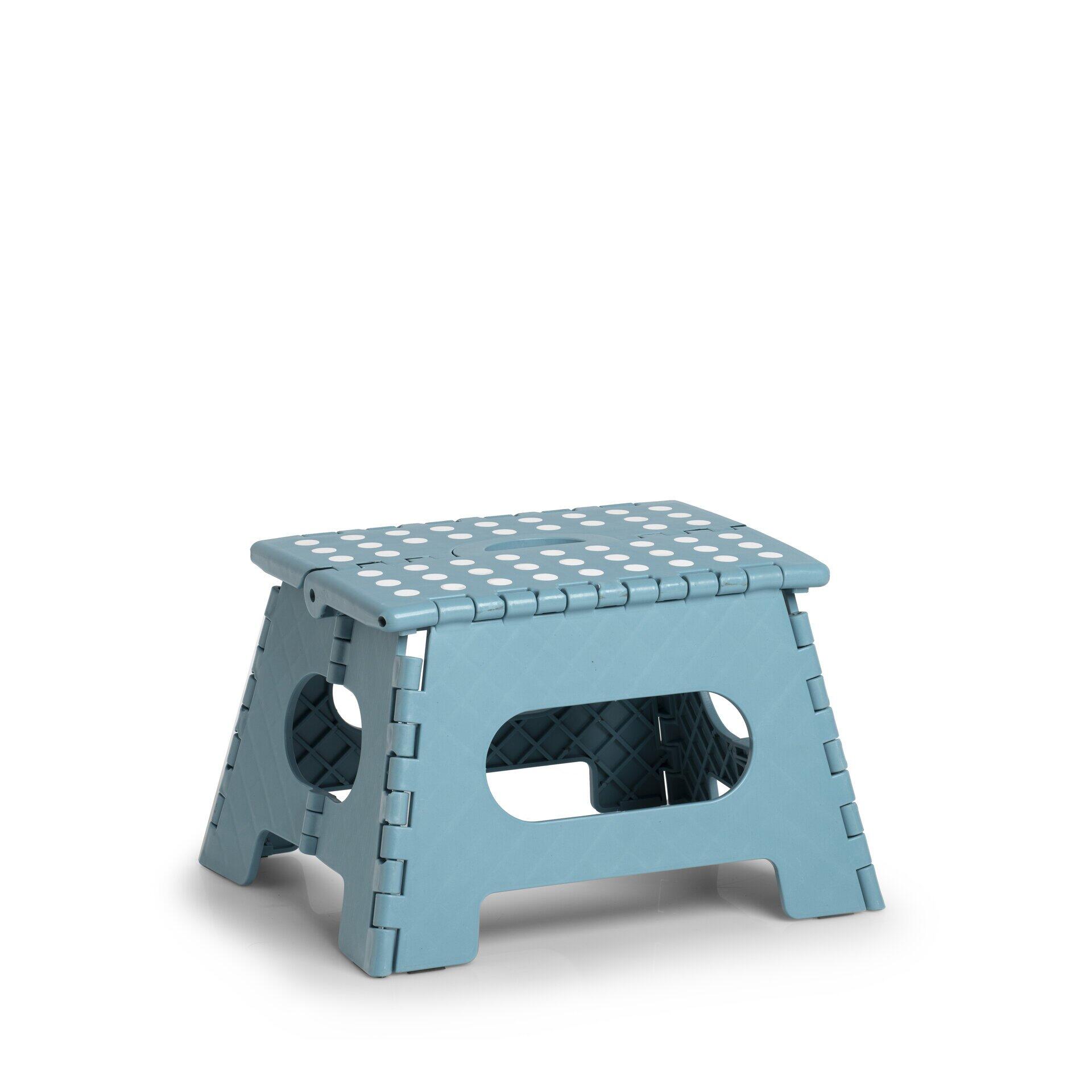 Hellblauer Klapphocker mit geriffelter Oberfläche und scharniergelenkter Faltkonstruktion, perspektivisch leicht erhöht dargestellt.