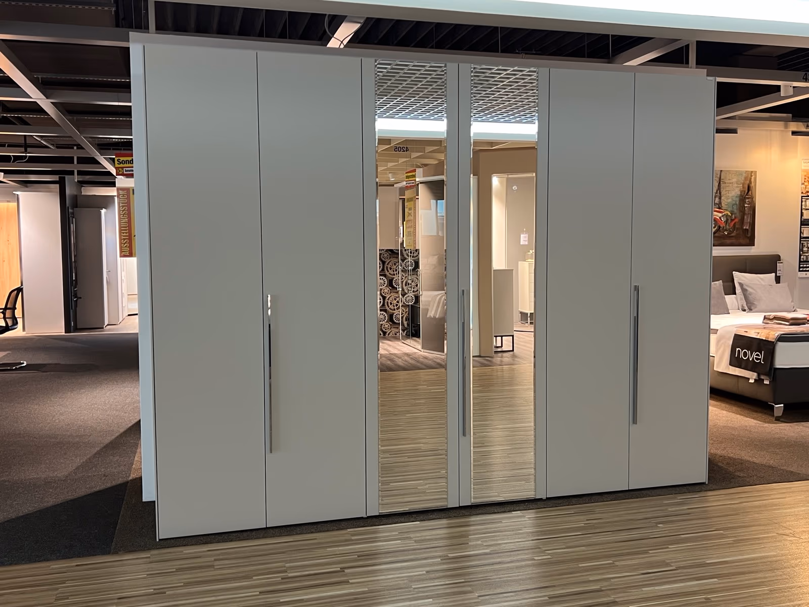 Drehtürenschrank