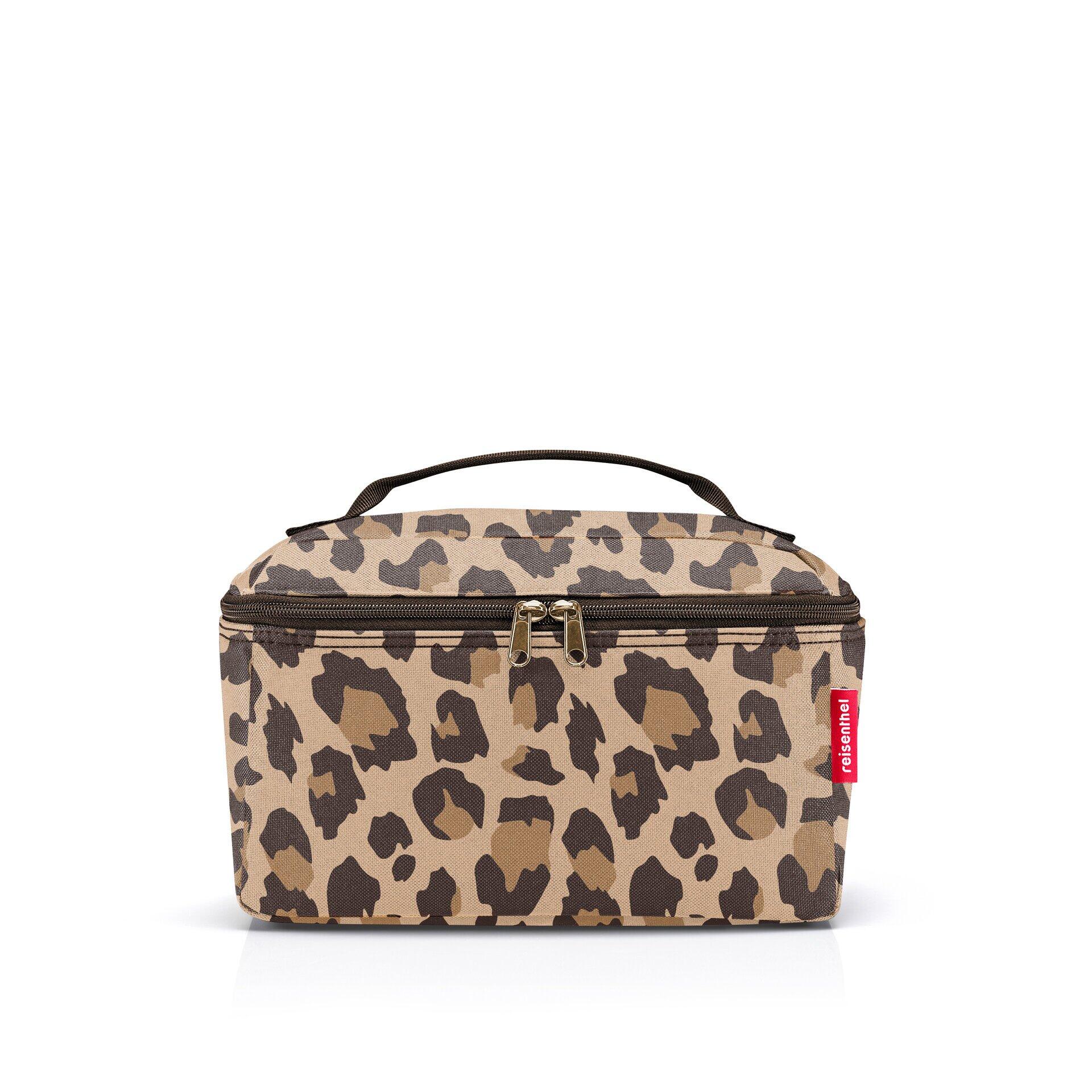 Kosmetiktasche mit Leopardenmuster, schwarzem Trageband und rotem Etikett aus Vogelperspektive.