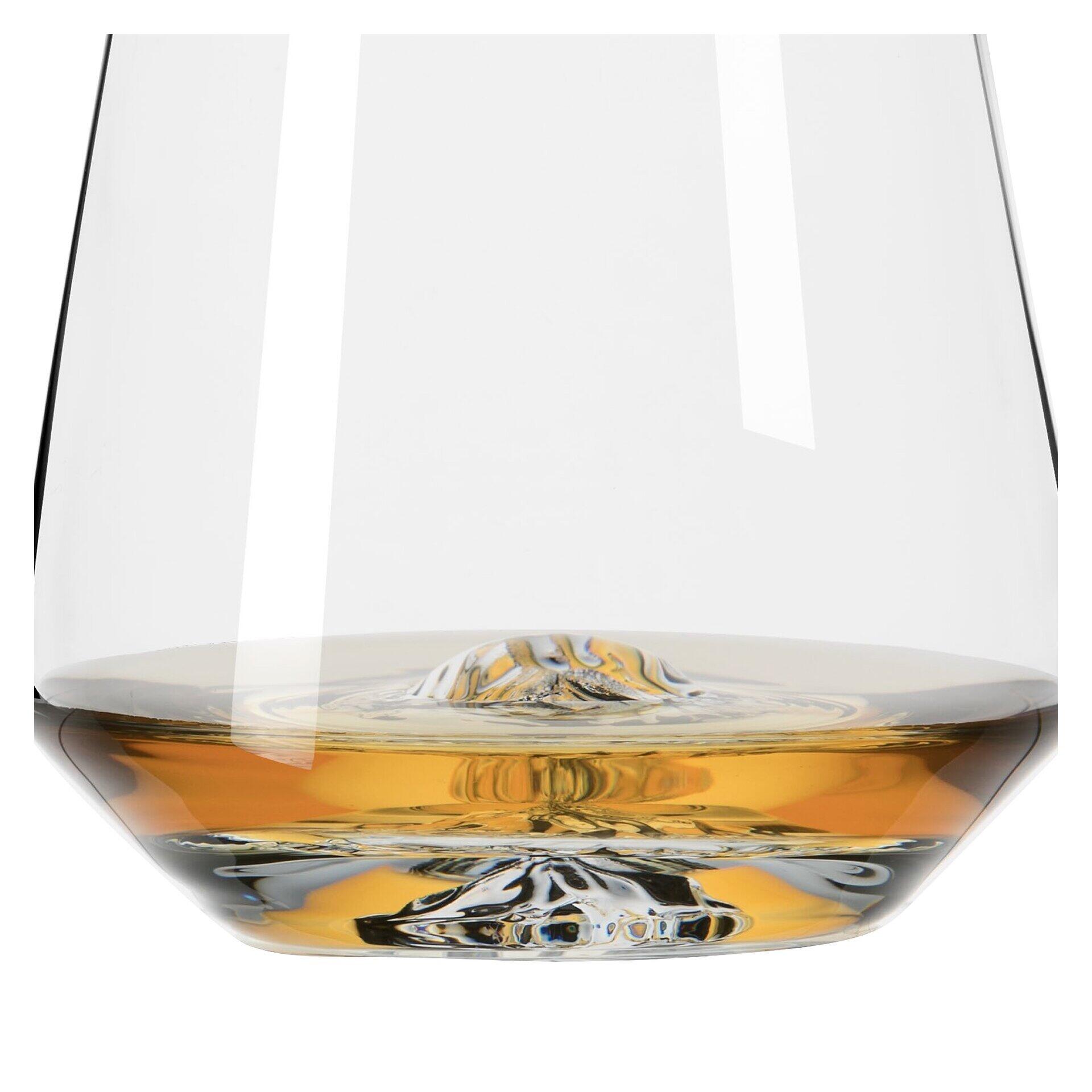 Nahaufnahme eines Whisky Tumblers aus transparentem Glas mit bernsteinfarbenem Whiskey, der dynamische Muster im Licht zeigt.