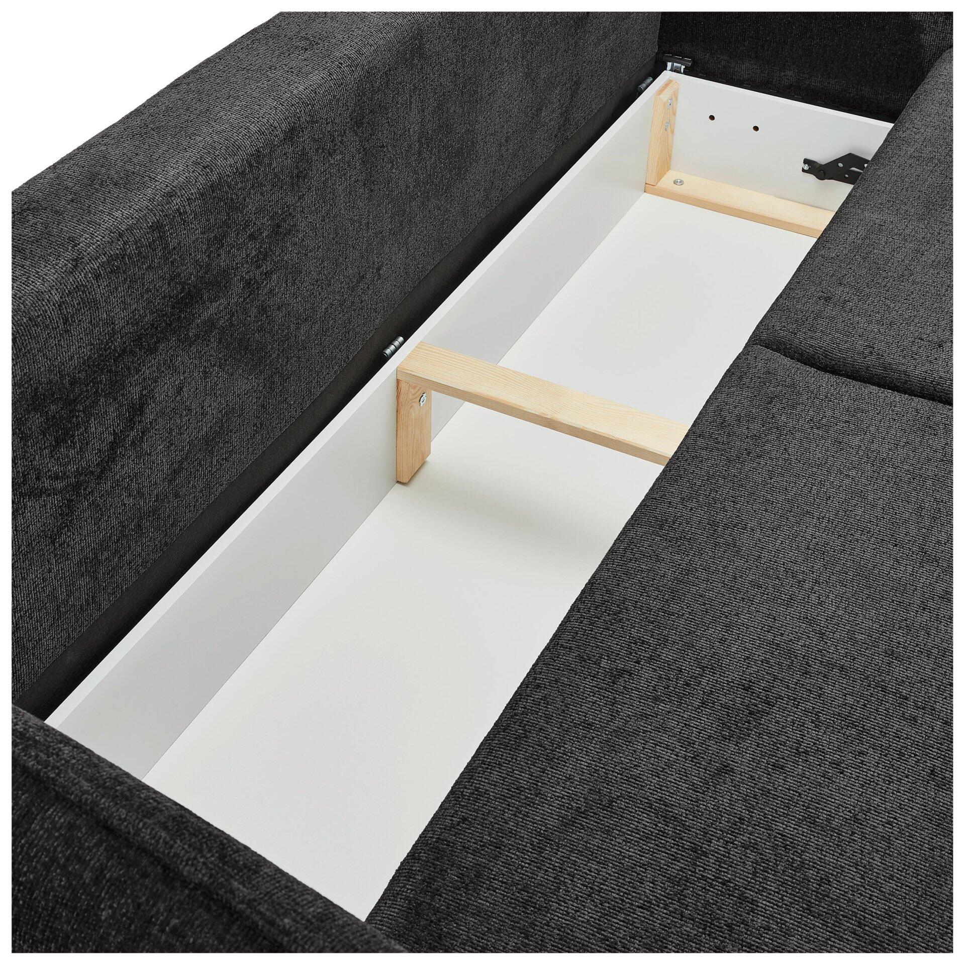Sofa Santana mit hochgeklappter Sitzfläche, die einen Stauraum und ein stabiles Holzgestell sowie Metallbeschläge zur einfachen Bedienung zeigt.