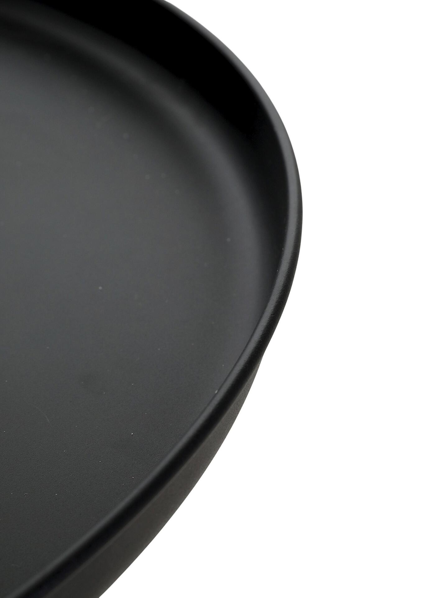 Schwarze, runde Schale mit sandgestrahlter Oberfläche und farbigem Glasfuß, aus der Vogelperspektive.