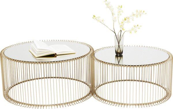Zwei goldene Couchtische Wire Brass (2/Set) mit verspiegelter Glastischplatte und filigranem Korbstruktur-Rahmen, zeigen eine Ablagefläche zwischen Tischplatte und Rahmen und sind mit einem Buch und einer Blumenvase dekoriert.