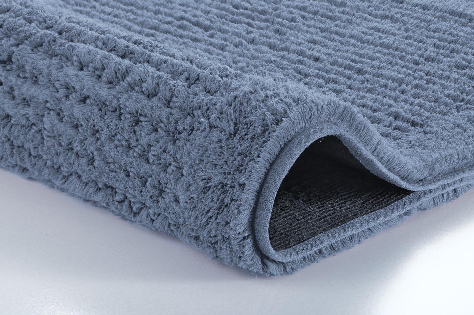 Blauer Badteppich Net aus Baumwolle mit strukturierter Oberfläche und rutschfester Gummierung.