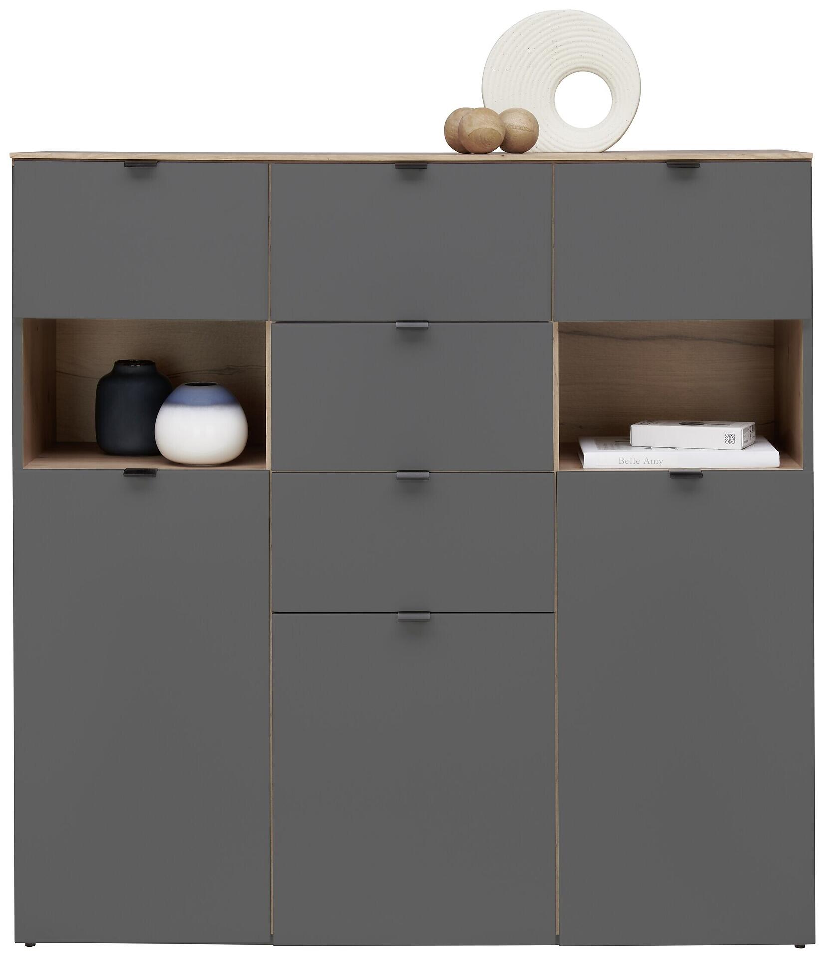 Highboard Diana mit graphitfarbener Front, Riffeloptik, drei Schubladen und offenen Fächern mit Deko-Elementen in Frontalperspektive.