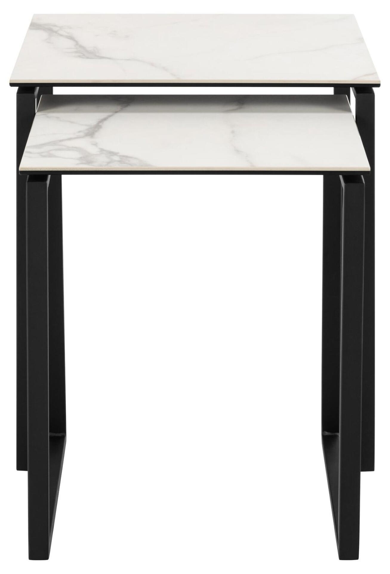 Beistelltisch Katrine mit weißer, marmoriertem Tischplatte, schwarzer Metallleiste, erhöhter Ablagefläche und V-förmigem Metallgestell.